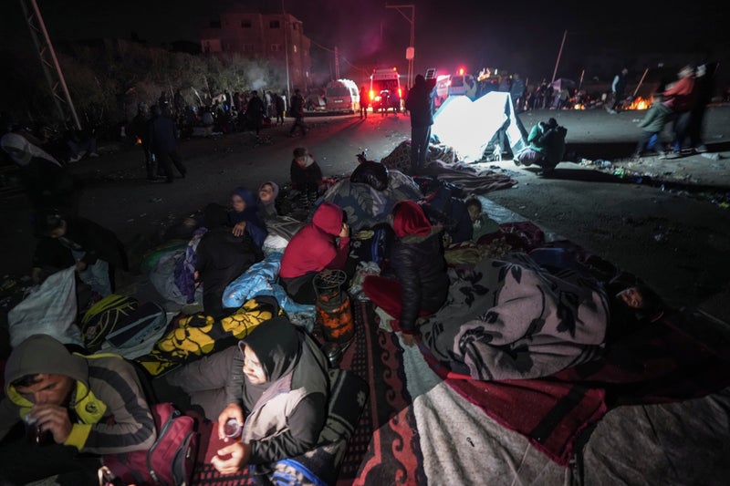 Displaced Palestinians start returning home to destroyed northern Gaza for first time in over a year