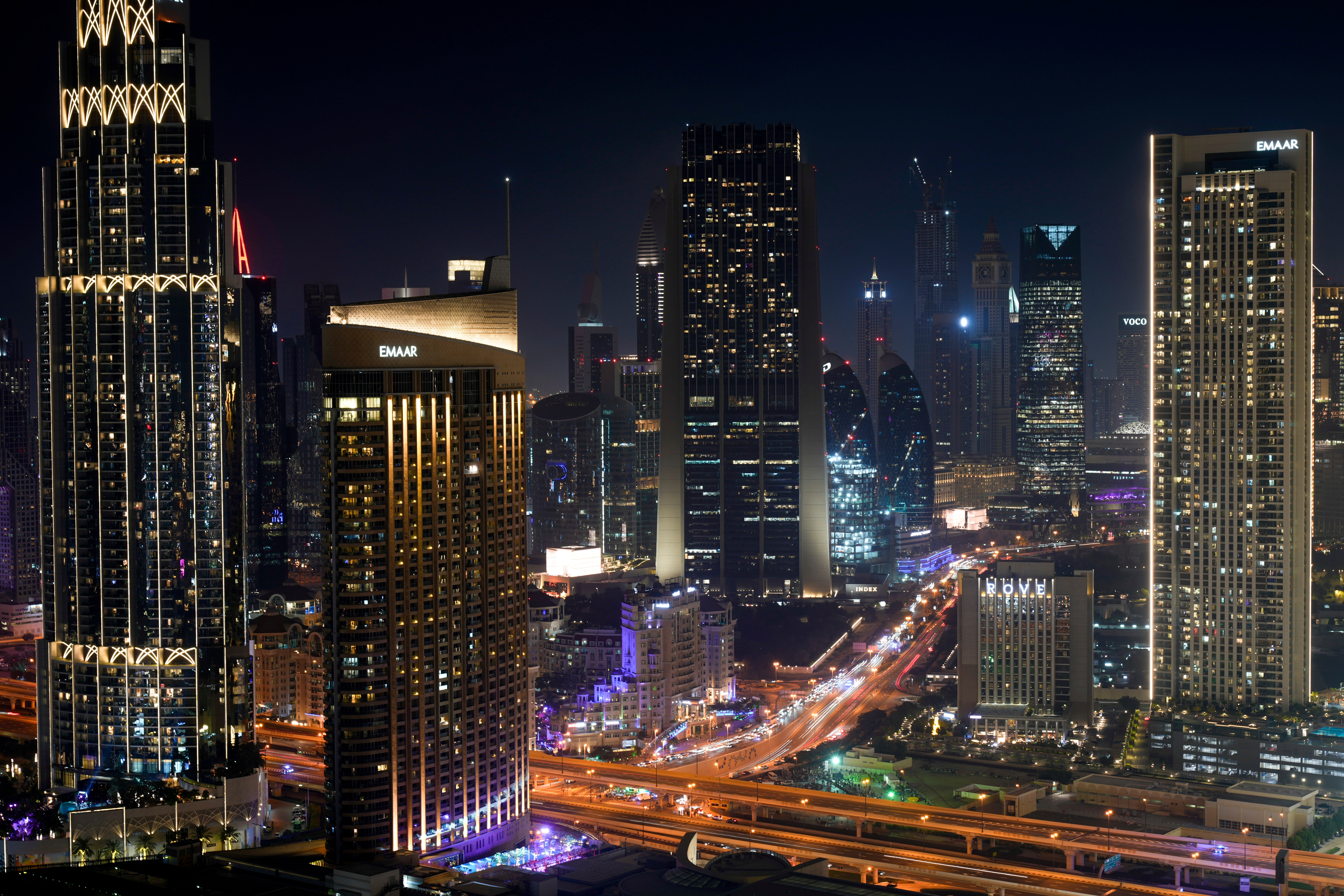 Uma foto tirada com uma velocidade lenta do obturador mostra que as folhas de tráfego são de linhas de luz enquanto passa pela estrada Sheikh Zayed com o icônico horizonte de Dubai iluminado em segundo plano, Emirados Árabes Unidos, em 31 de dezembro de 2024