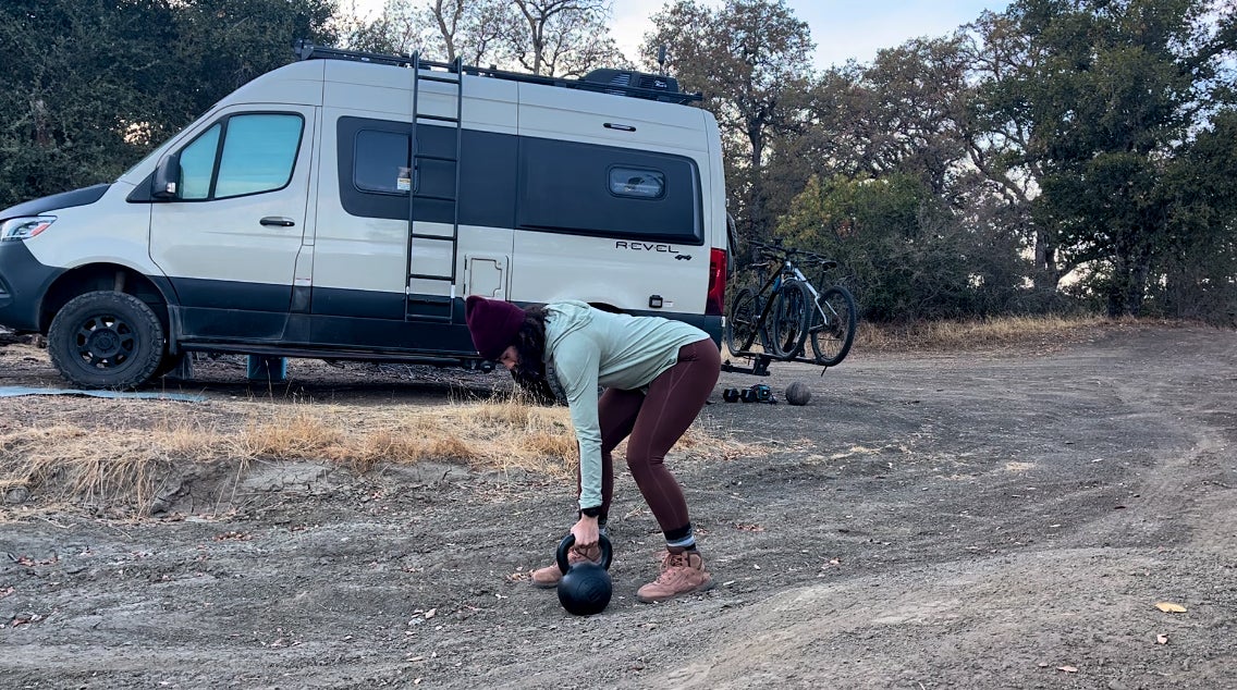 Smarter Sweat founder and certified personal trainer Amanda Capritto showing how to perform a single-arm bent-over row