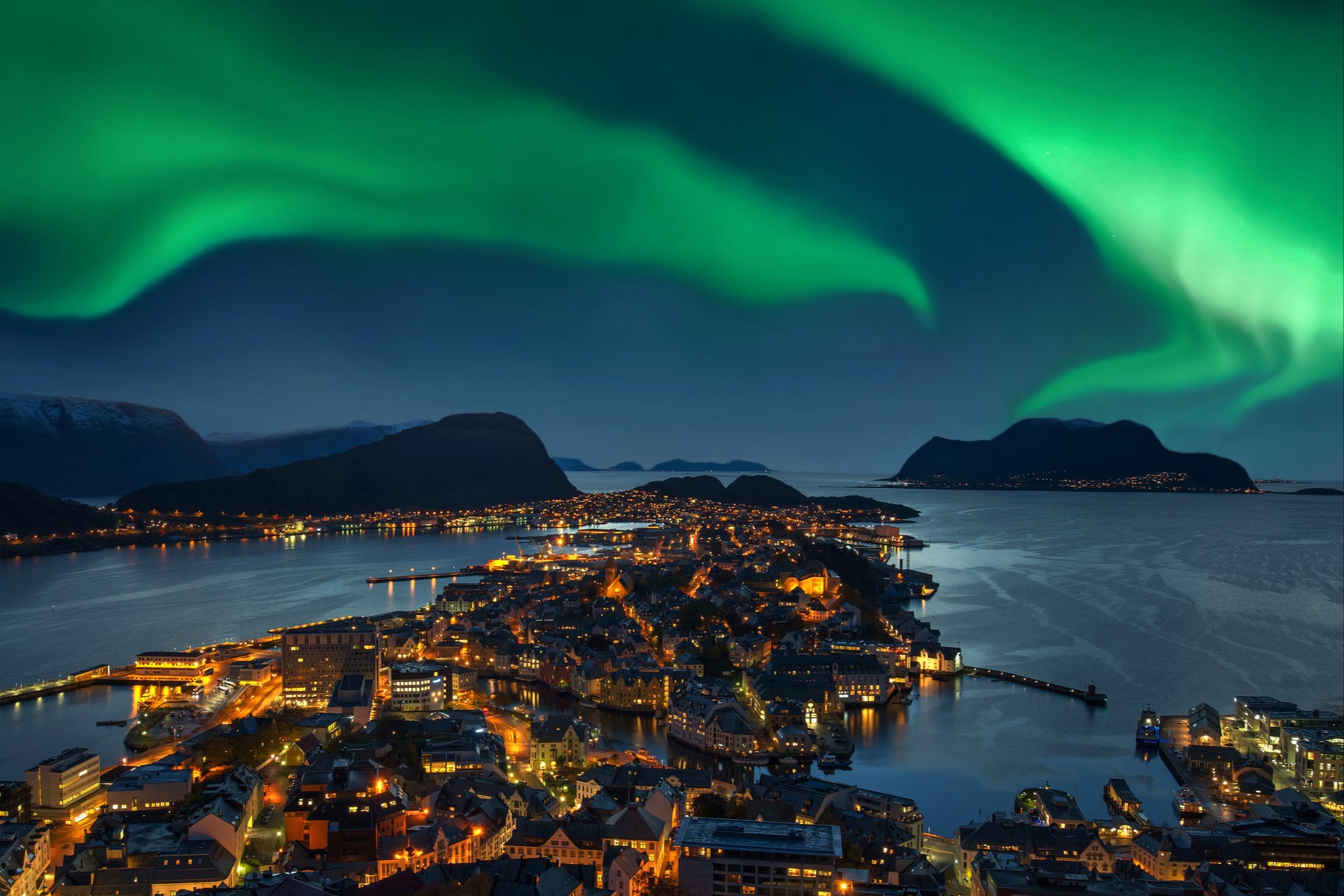 A cruise is a great way to find the northern lights