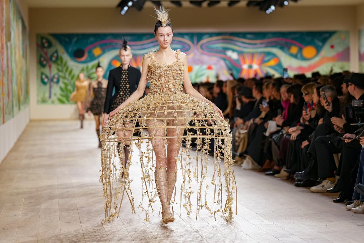 PHOTO COLLECTION: Paris Fashion Week - Womenswear