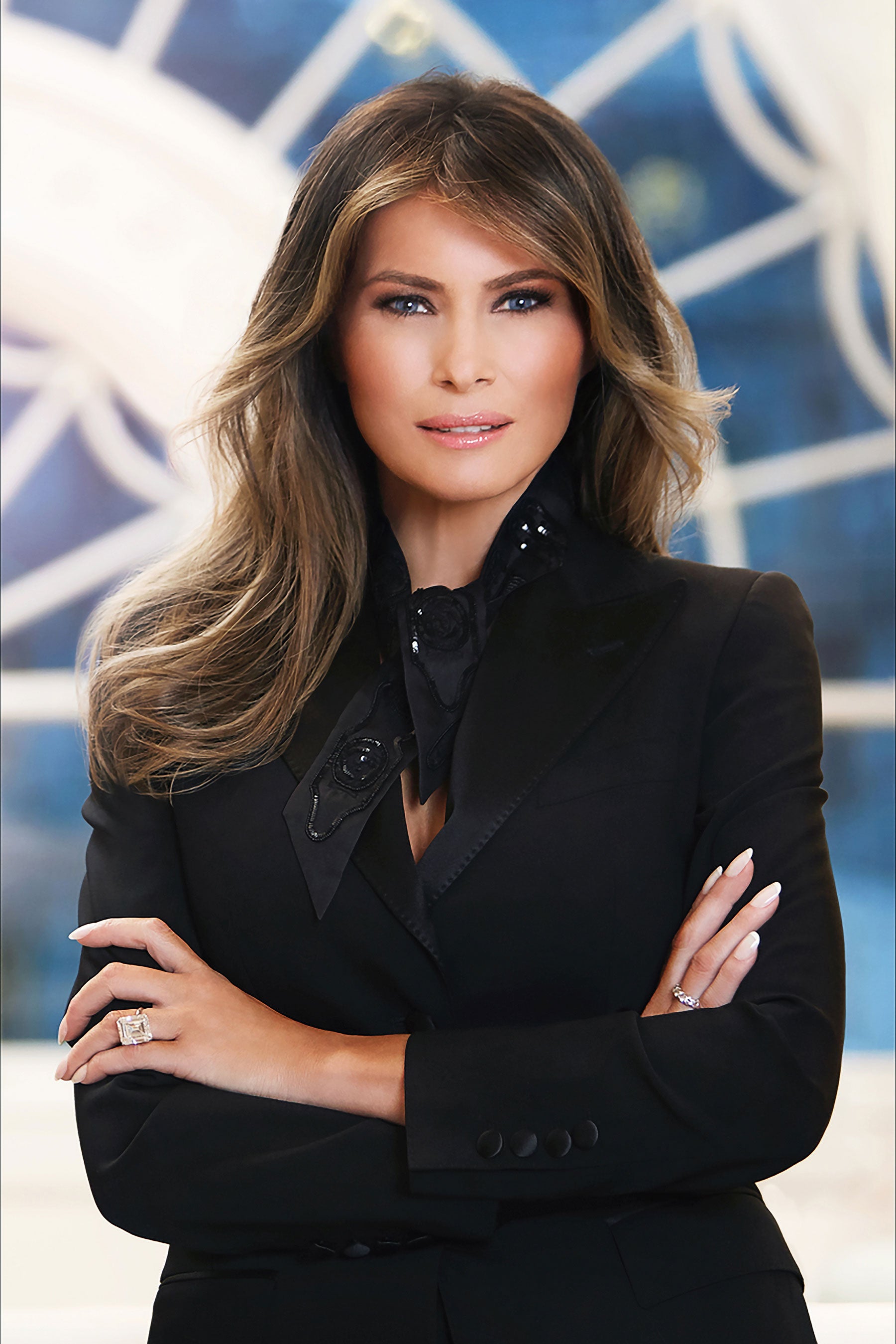 O primeiro retrato de Melania Trump como primeira -dama, tirado em 2017, foi drasticamente diferente do mais recente.