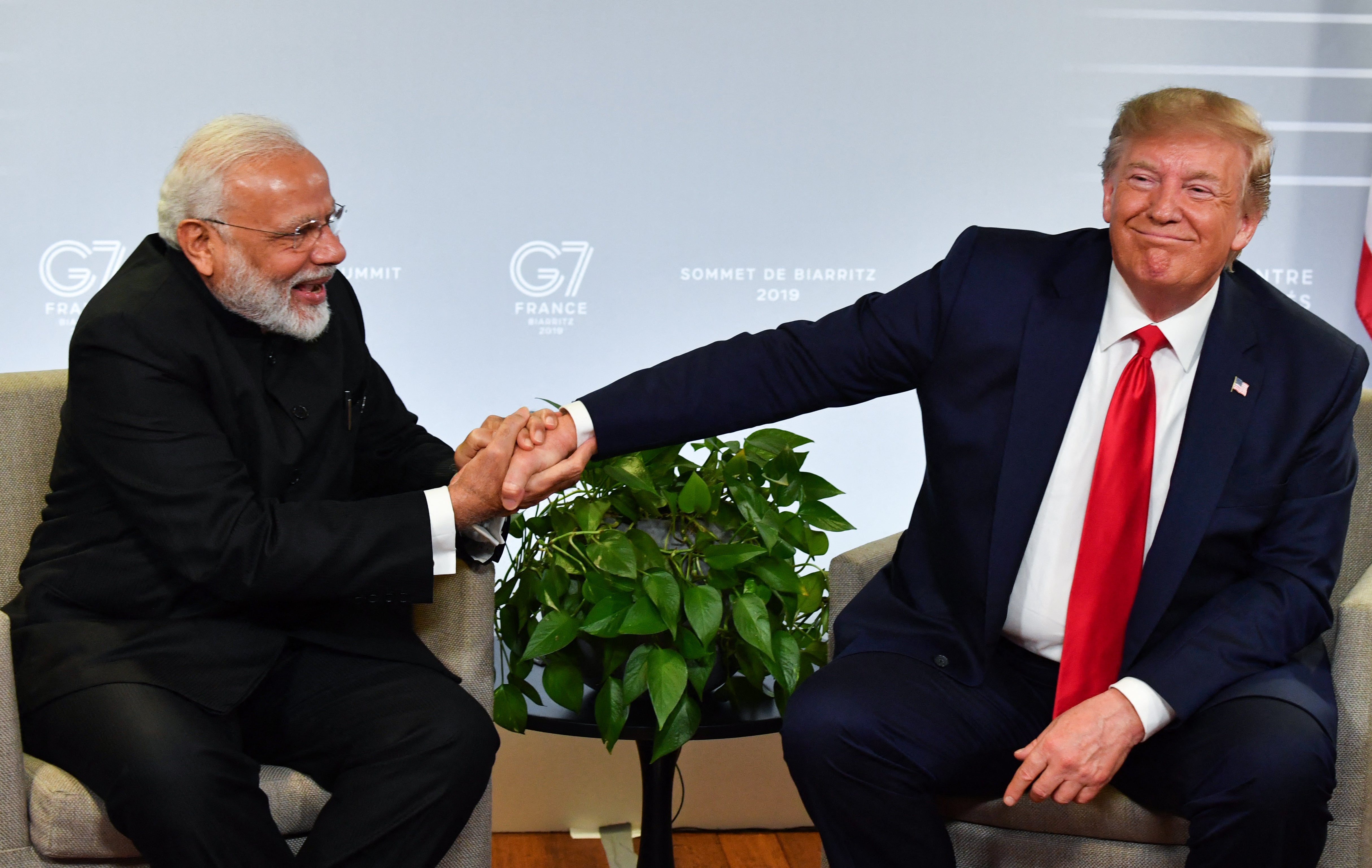 Arquivo. Narendra Modi e Donald Trump apertam as mãos enquanto falam durante uma reunião bilateral em Biarritz, França