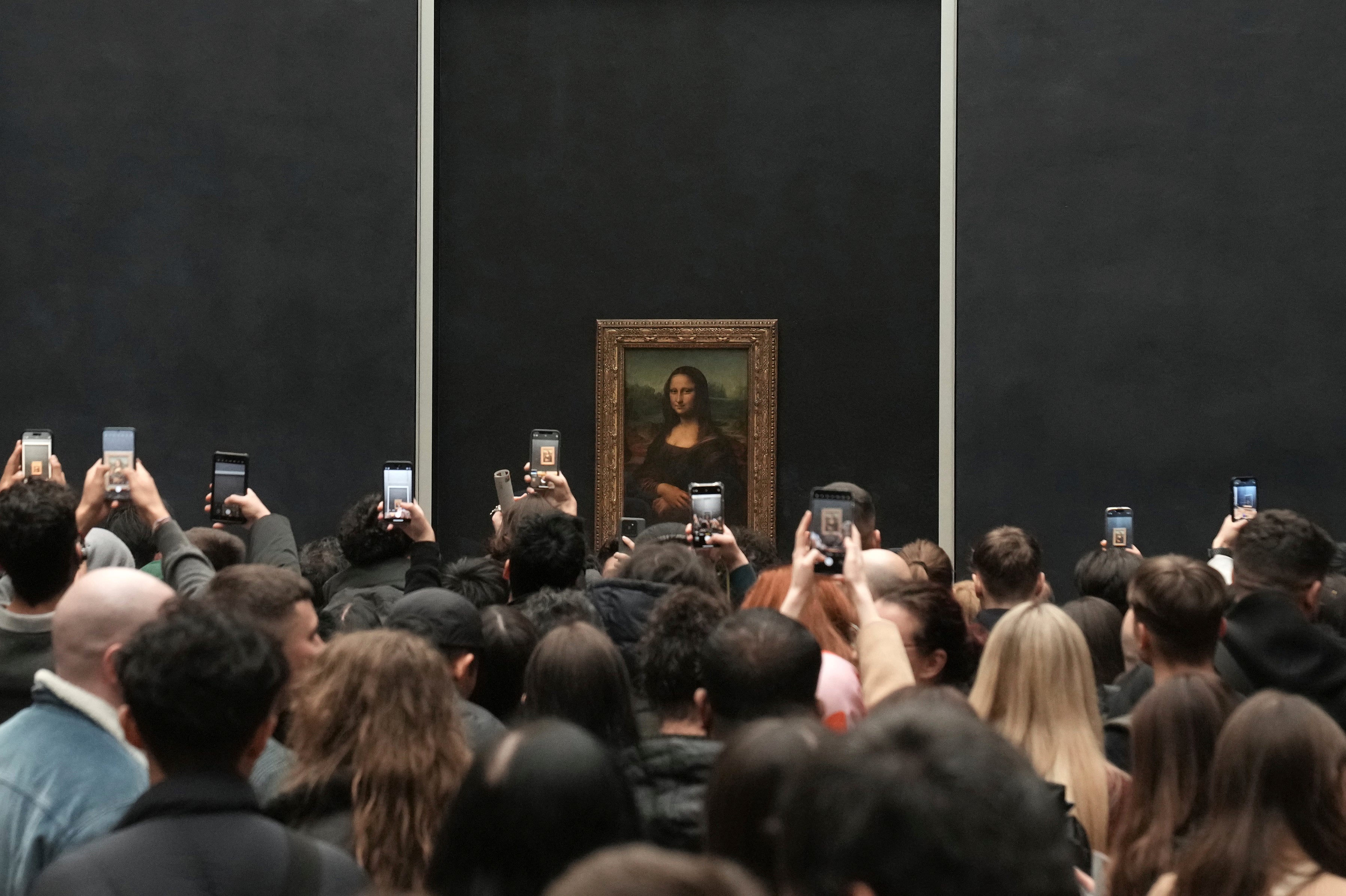 A Mona Lisa em exibição no Louvre