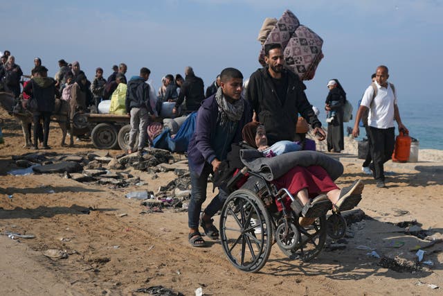 <p>Displaced Palestinians return to their homes in the northern Gaza Strip</p>