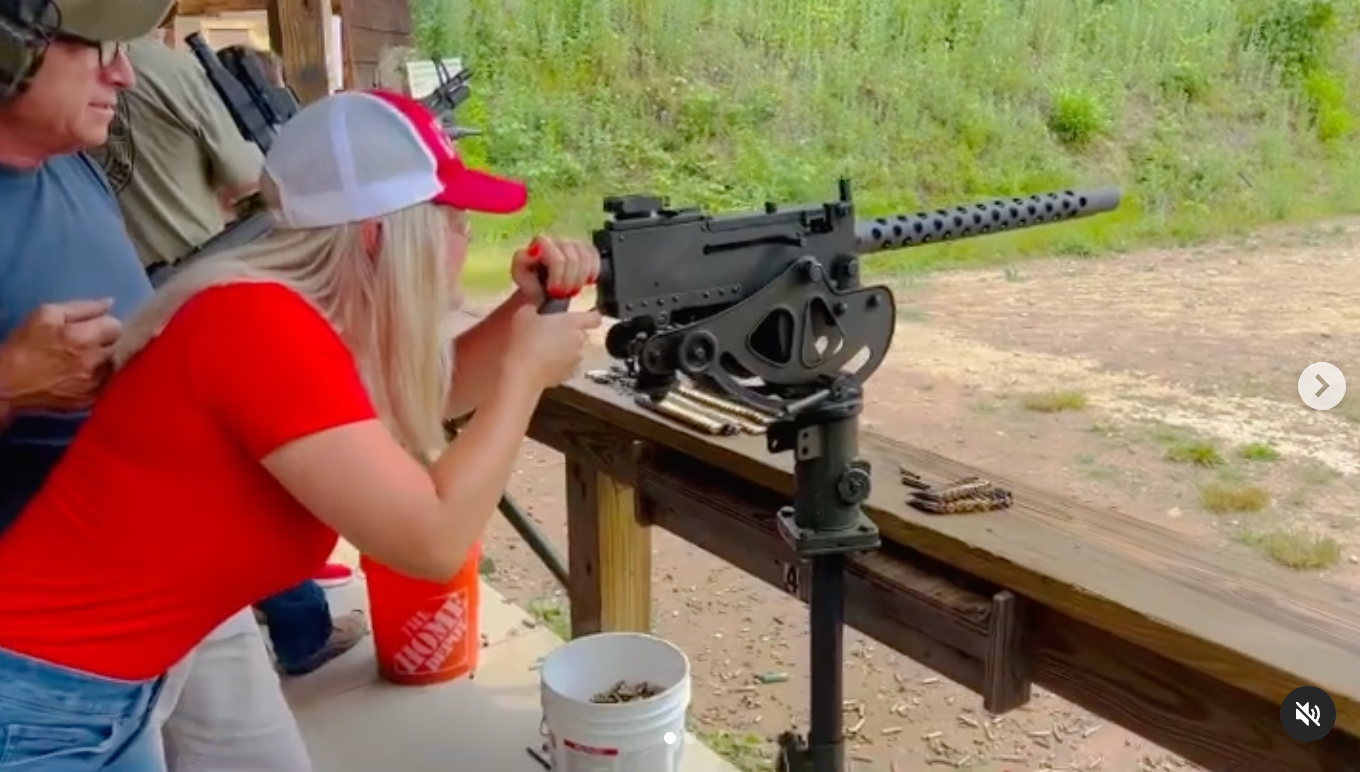 Karoline Leavitt em um campo de tiro em 2022, onde seu vídeo foi legevado: 'Tire @joebiden'