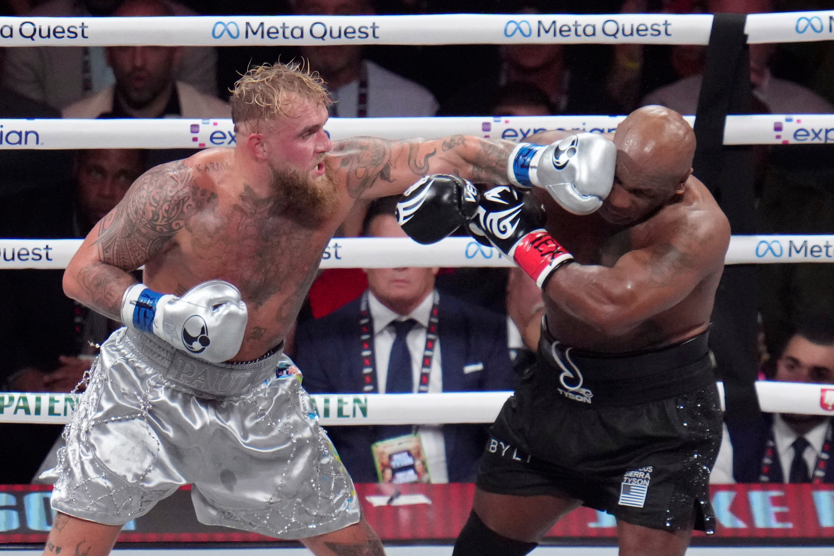 Jake Paul (a sinistra) durante la sua vittoria su Mike Tyson a novembre