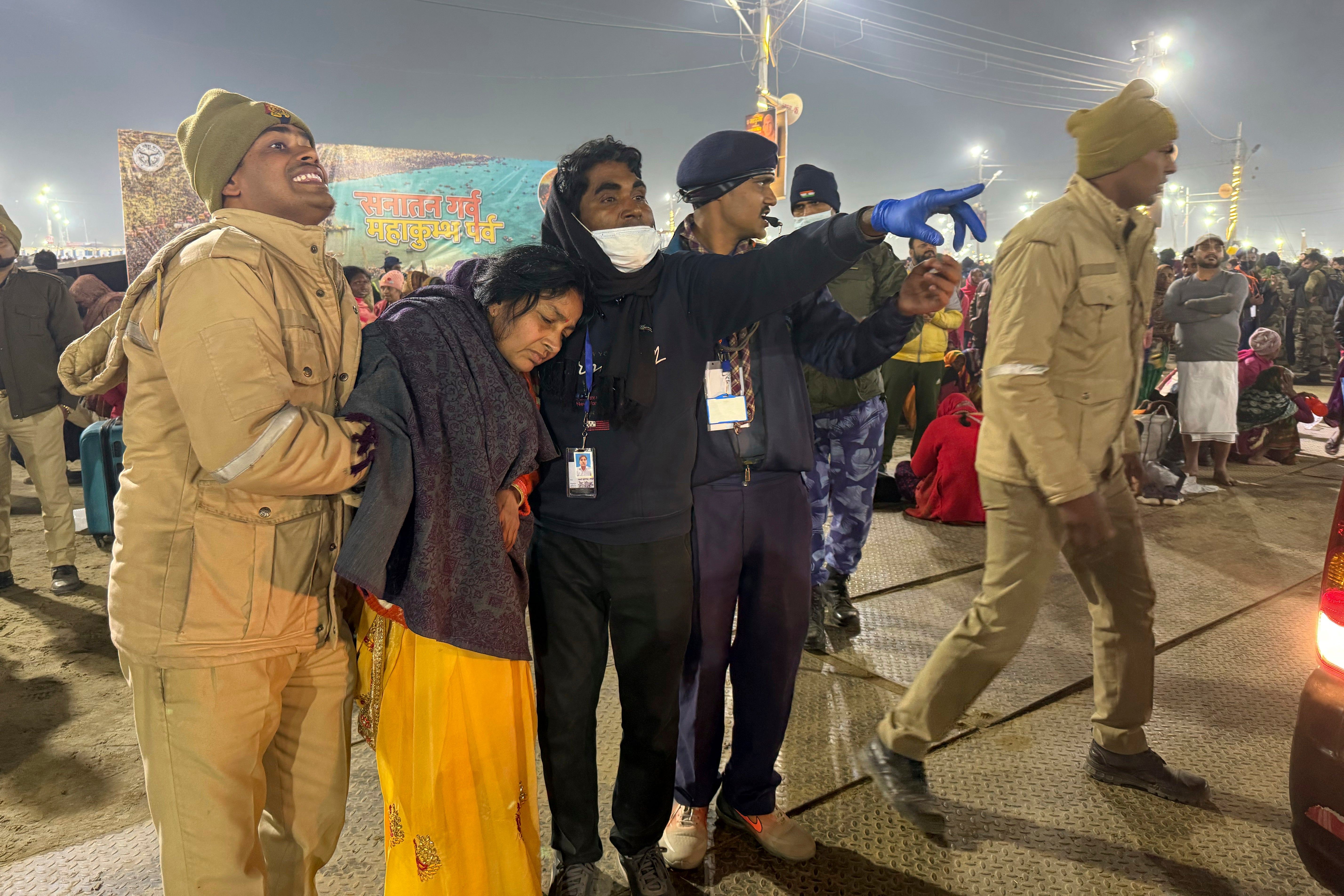 Security guards assistance   a pistillate   injured successful  a stampede during the Maha Kumbh Mela successful  Prayagraj