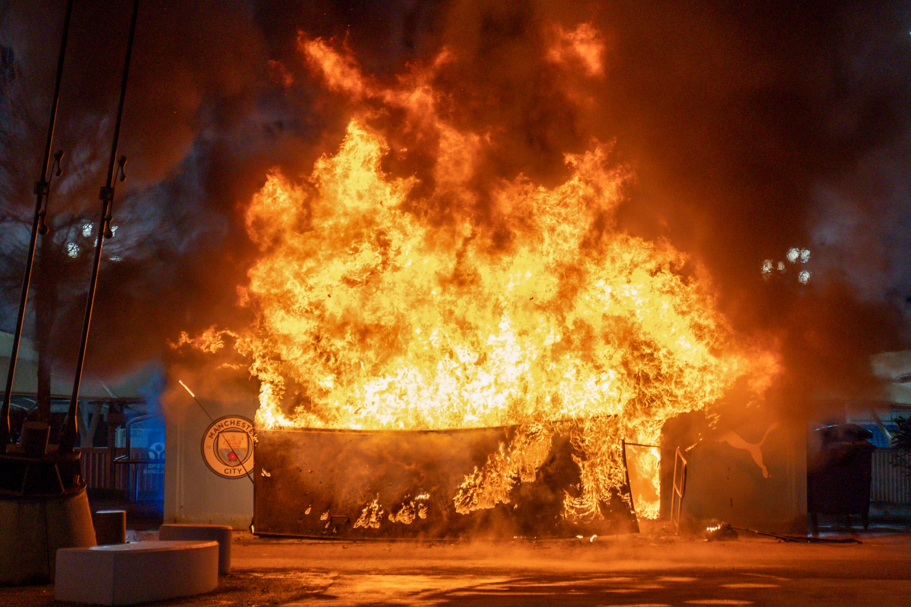 Il fuoco si accesse fuori dallo stadio Etihad