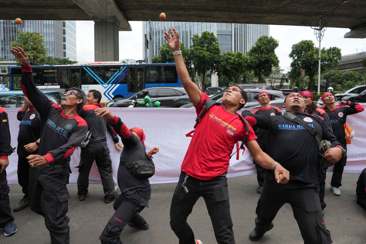 抗议者马来西亚大使馆，卵子上印尼移民工人开枪