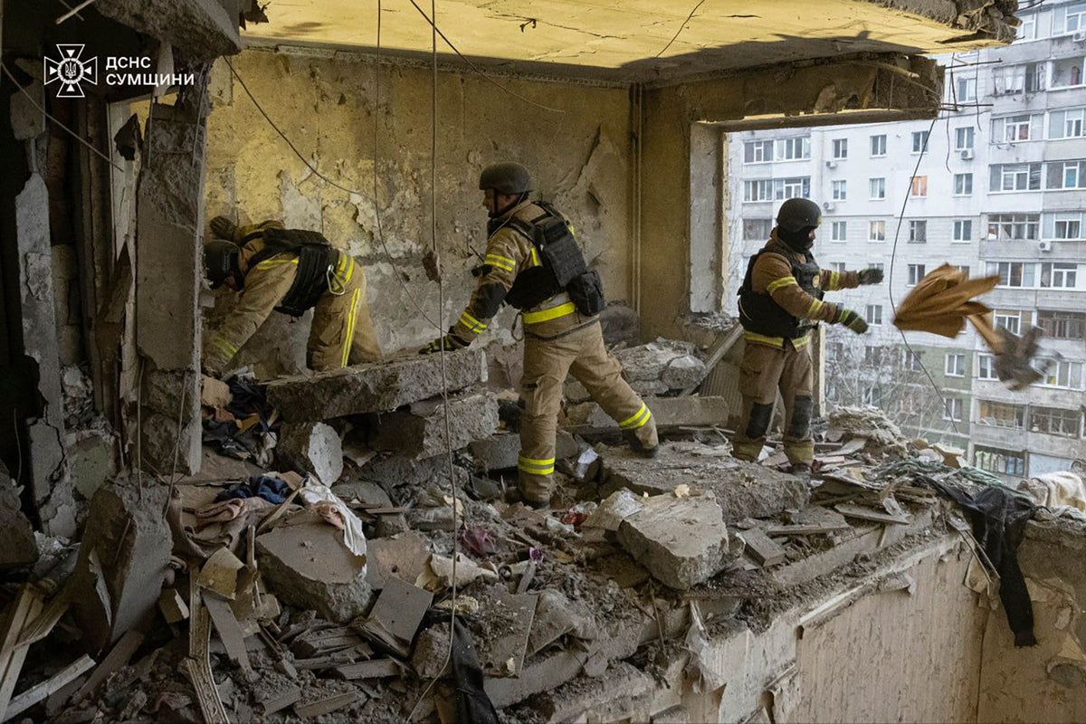 A Russian drone strikes an apartment building in Ukraine, killing at least 4