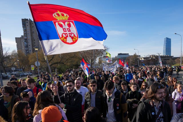 <p>Students walk towards the northern city of Novi Sad, where they will participate in a 24 hour block of three bridges</p>