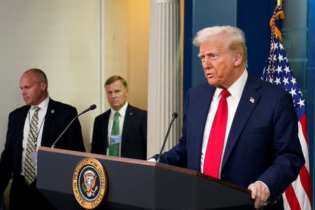 <p>El presidente de Estados Unidos, Donald Trump, ofrece declaraciones a la prensa sobre la trágica colisión en pleno vuelo ocurrida el miércoles entre un helicóptero Black Hawk del Ejército estadounidense y el vuelo 5342 de American Eagle, cerca del Aeropuerto Nacional Ronald Reagan en Washington</p>