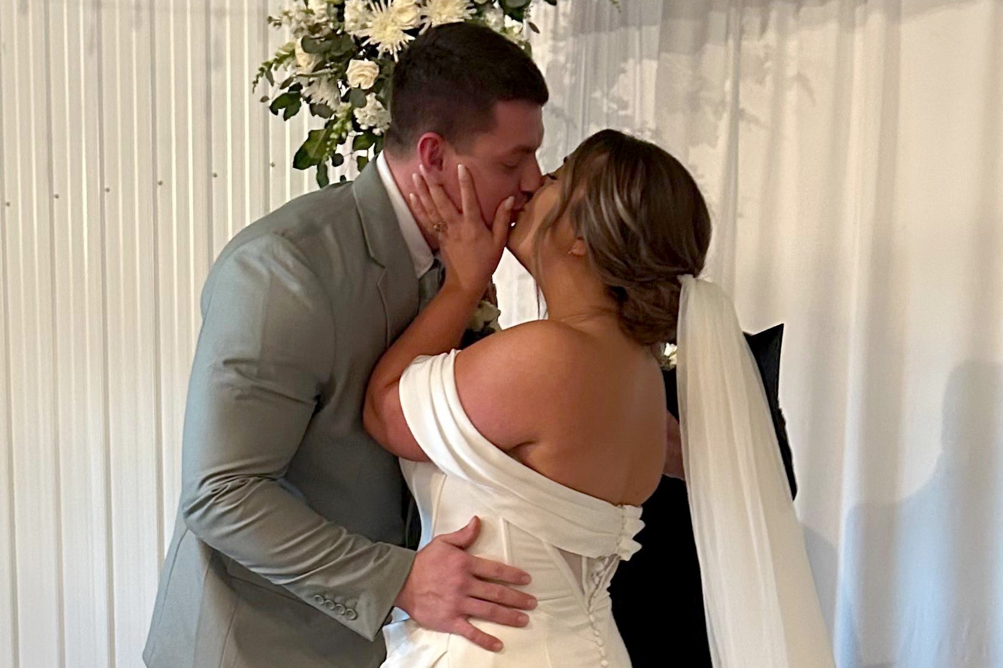 Alahna Leonardo and her husband Jordan celebrated their big day Wednesday after a group of community wedding vendors clubbed together to ensure that her mother could see her marry ‘the man of her dreams’