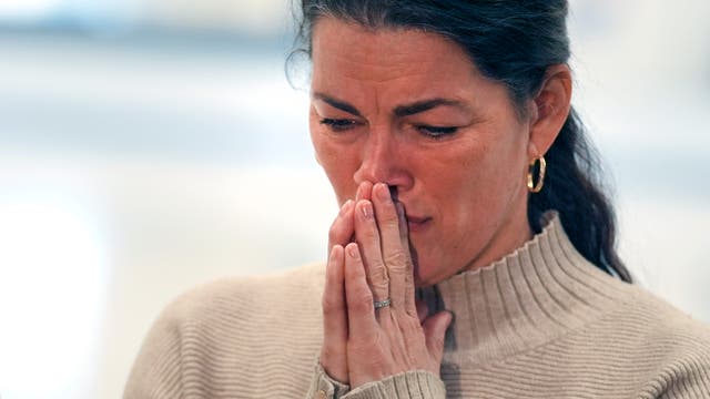 <p>Nancy Kerrigan weeps while speaking to reporters at the Skating Club of Boston</p>