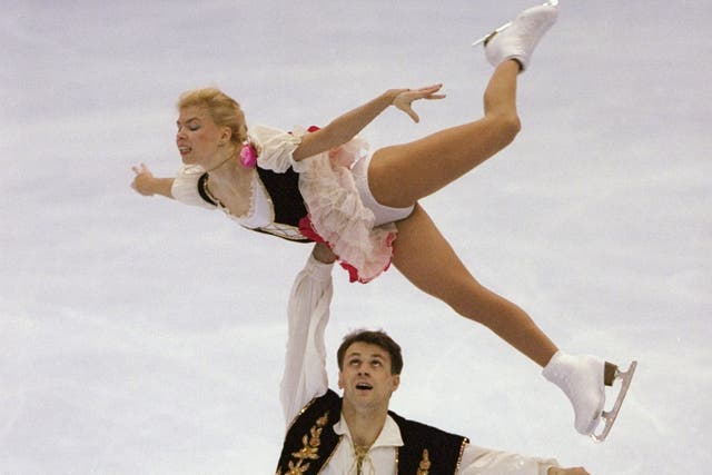 <p>Los medios estatales rusos informaron que los entrenadores y ex campeones del mundo Evgenia Shishkova y Vadim Naumov se encontraban entre las personas que viajaban a bordo del avión</p>