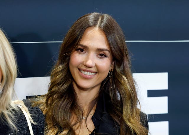 <p>Jessica Alba flashes bare ring finger in first red carpet appearance since her split from Cash Warren was confirmed</p>