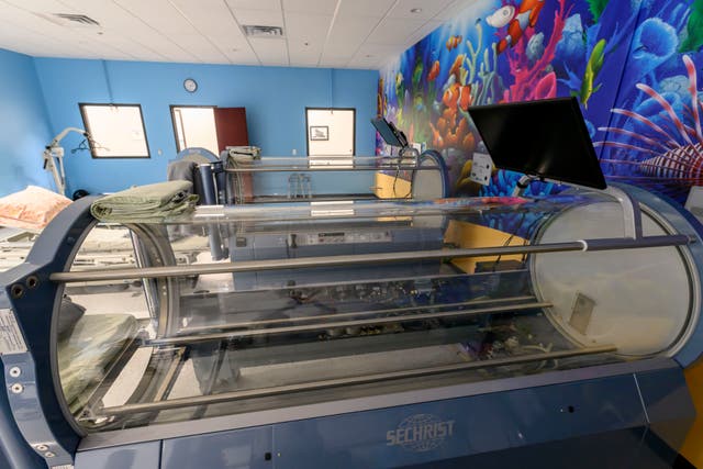 <p>A hyperbaric chamber at the Oxford Center in Brighton, Michigan</p>