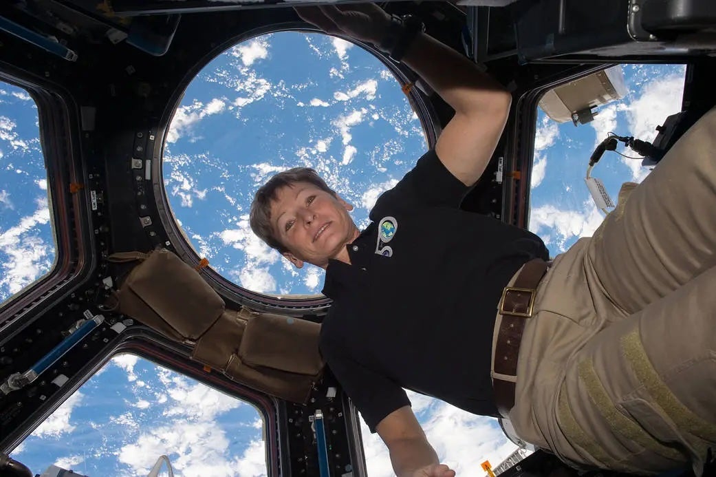 O astronauta da NASA Pagi Whitson é visto na estação espacial internacional. Whitson detém o recorde de Maiorwalk por uma mulher