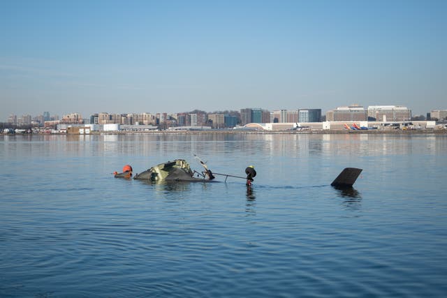 <p>Restos del helicóptero militar Black Hawk en el río Potomac tras colisionar con un avión de American Airlines. Sesenta y siete personas murieron en el accidente. Los investigadores están analizando la dotación de personal de las torres de control aéreo y las rutas de vuelo del helicóptero</p>