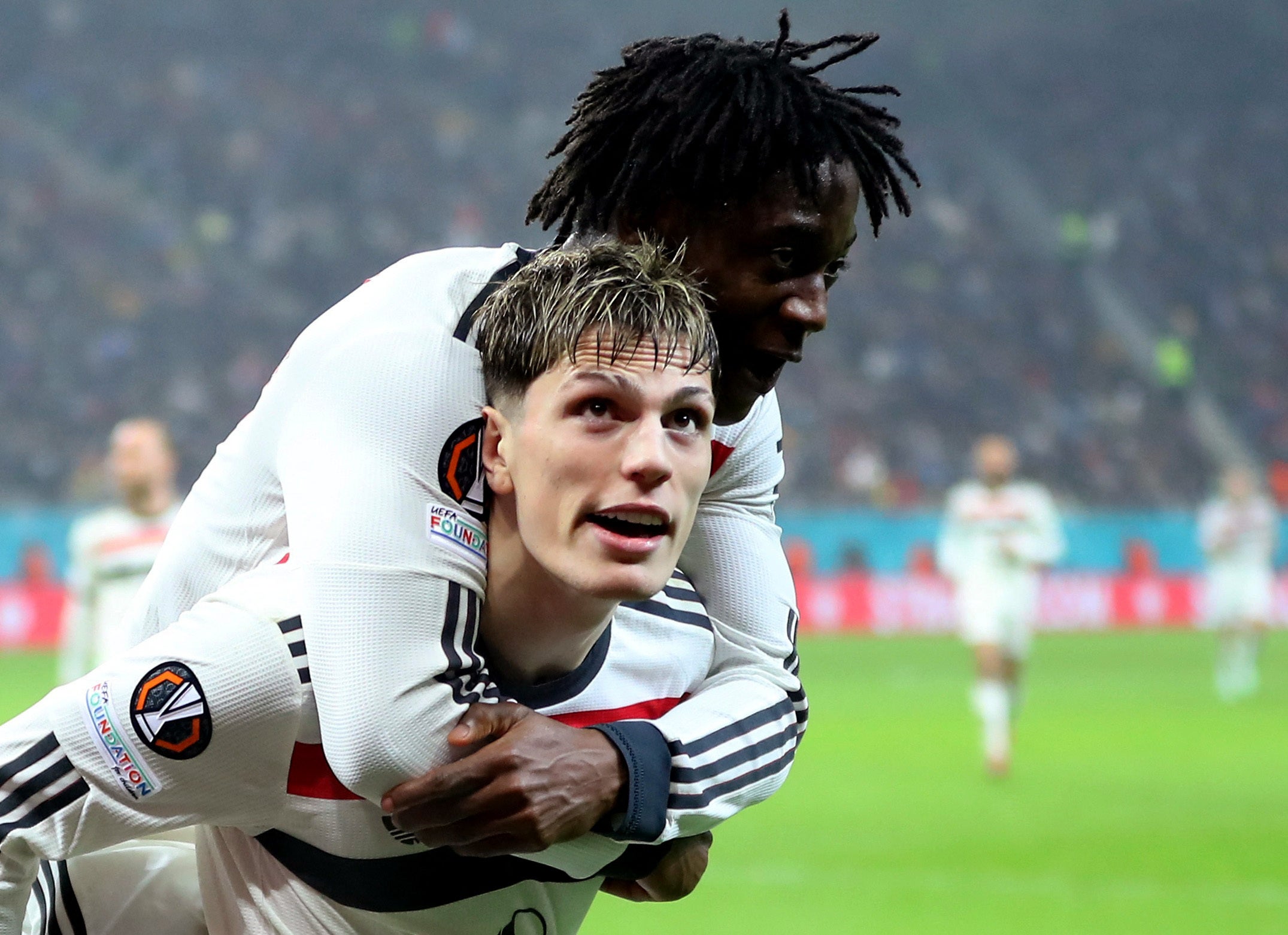 Kobbie Maineo del Manchester United celebra il punteggio contro FCSB con Alejandro Garnacho