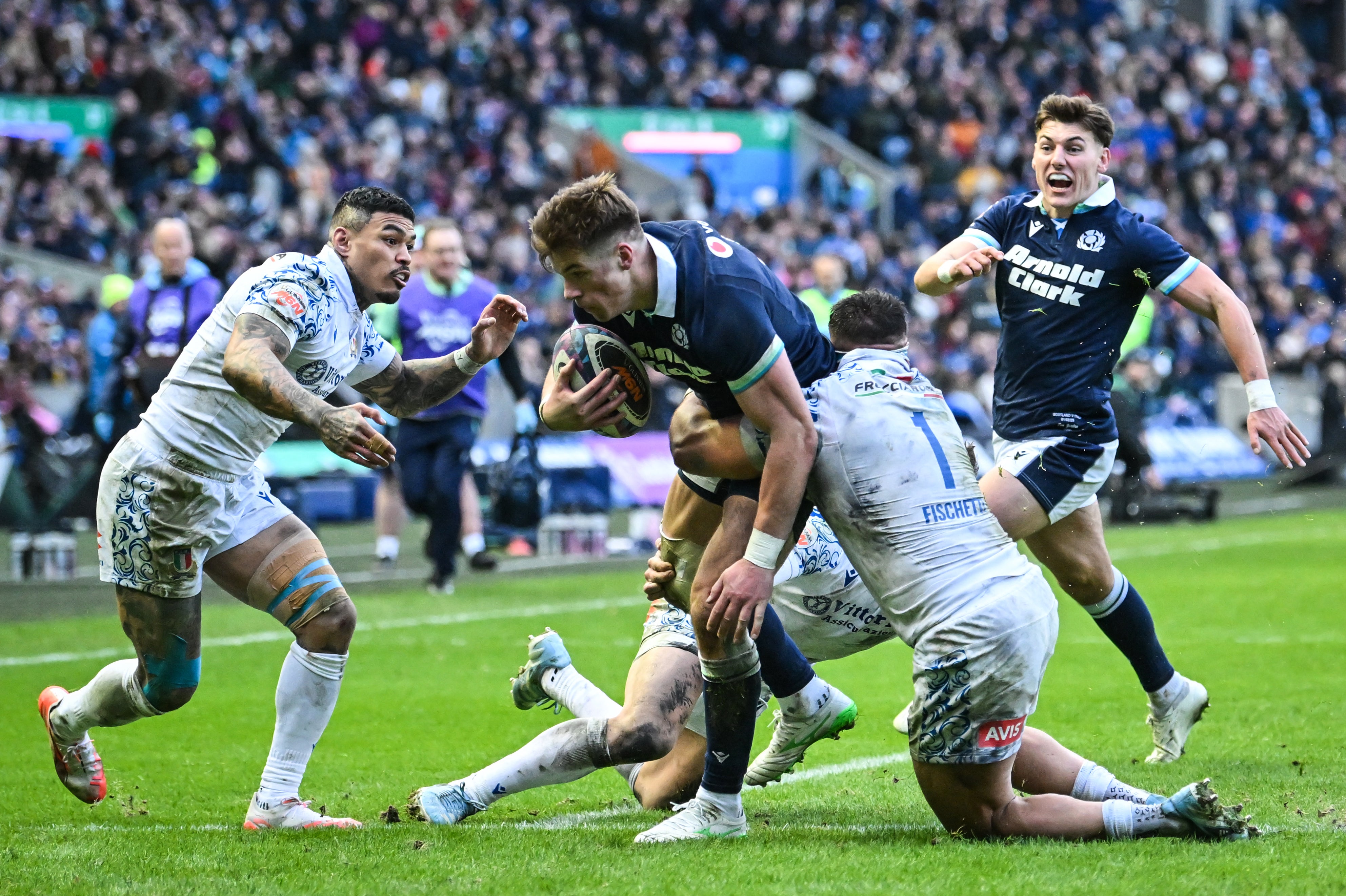 Huw Jones ha segnato una tripletta per la Scozia