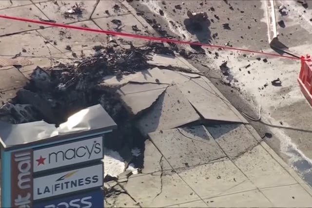 <p>Imágenes aéreas muestran un enorme cráter y escombros esparcidos por la calle tras el impactante accidente aéreo de Filadelfia. Seis personas murieron en el accidente del viernes</p>