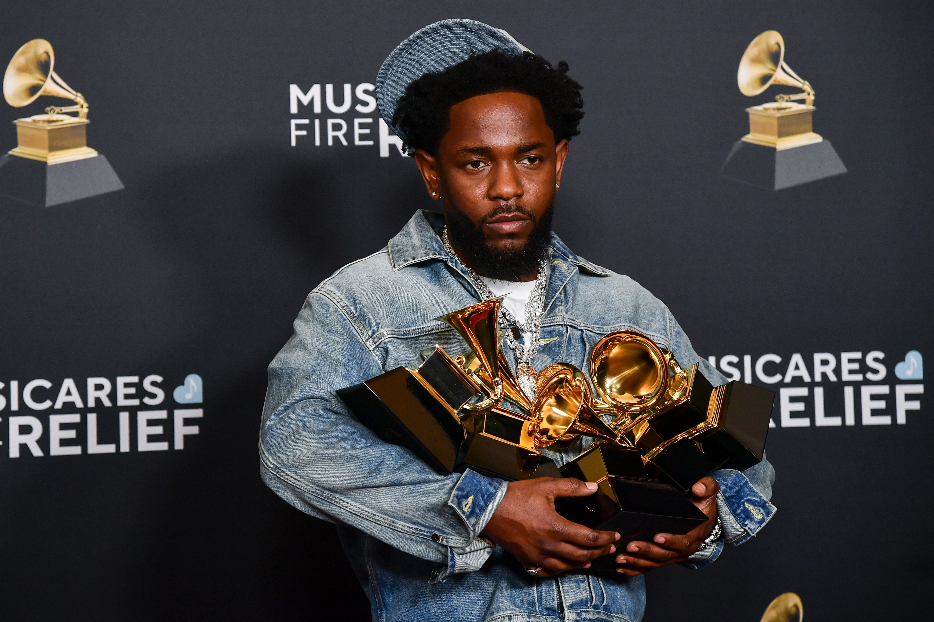 Kendrick Lamar posa na sala de imprensa com o prêmio de registro do ano, melhor desempenho de rap, melhor música de rap, melhor videoclipe e música do ano durante o 67º Grammy Awards Anual