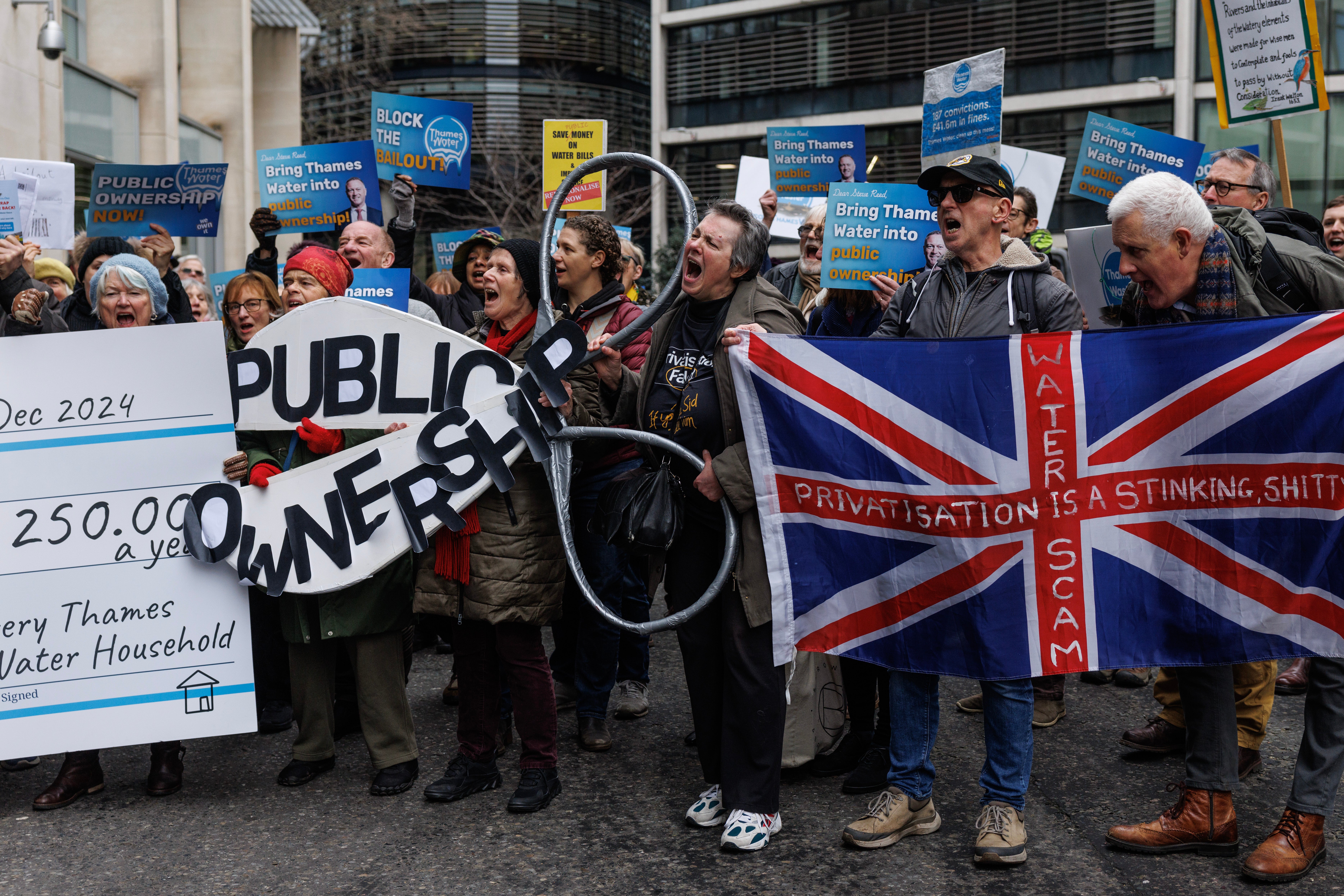 The activists demonstrate against the rescue of water from the Thames during a hearing of the Superior Court on the restructuring of the debt at the beginning of this month