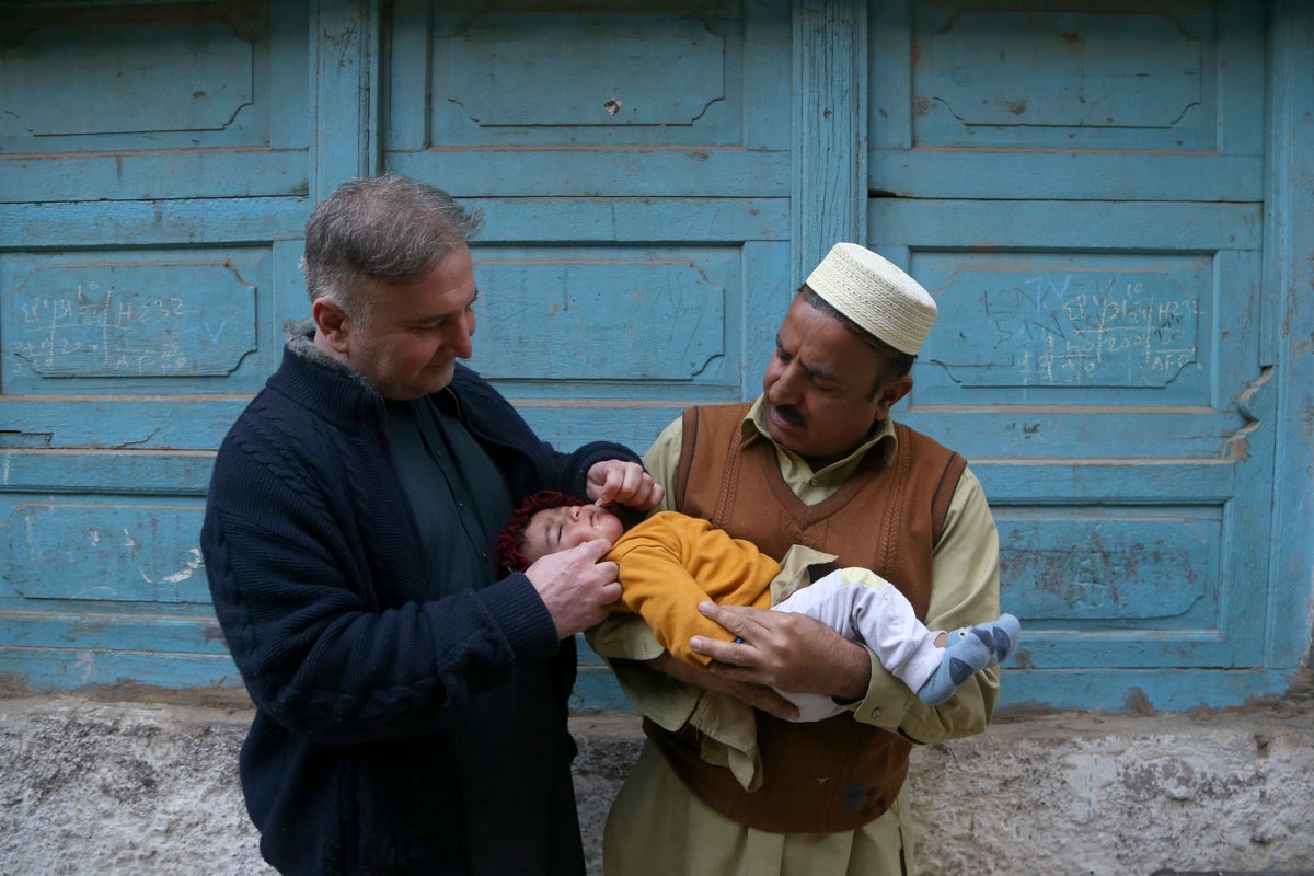 Gunmen kill a police officer working on Pakistan's first polio drive of the year