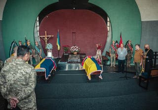 O funeral de James Wilton realizado na Ucrânia