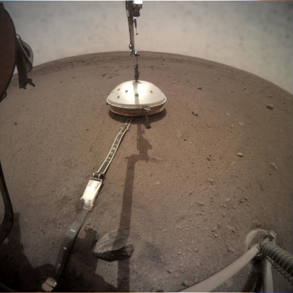 Uma câmera no robô insight da NASA capturou o insight do estabelecimento de seu escudo aéreo e térmico em fevereiro de 2019. O escudo cobriu o sesmômetro do insight, que capturou os dados de mais de 1.300 marsquages.