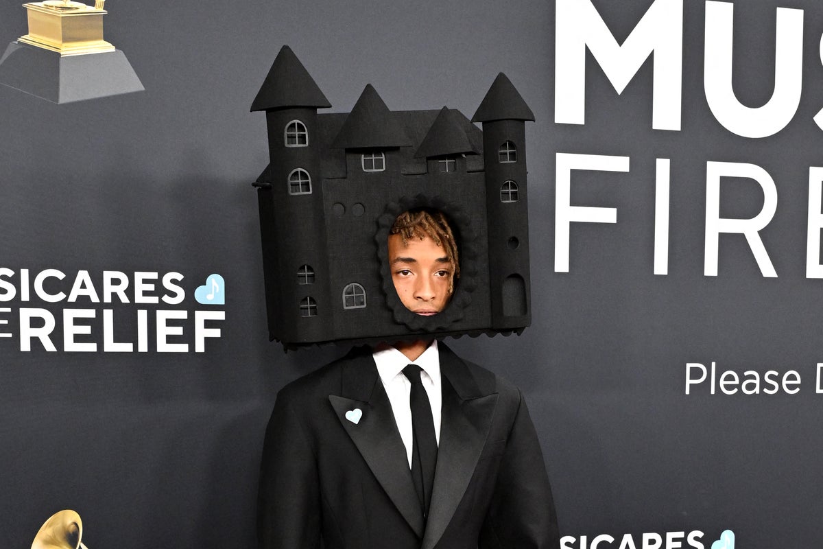 Jaden Smith raises eyebrows after wearing a castle on his head to the Grammys Jaden Smith raises eyebrows after wearing a castle on his head to the Grammys