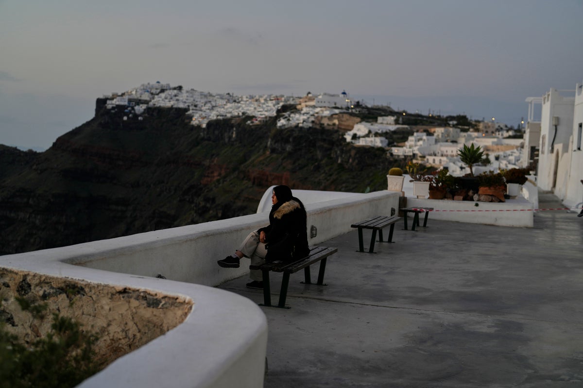 As quakes rattle Greek islands, a few brave tourists enjoy having Santorini to themselves