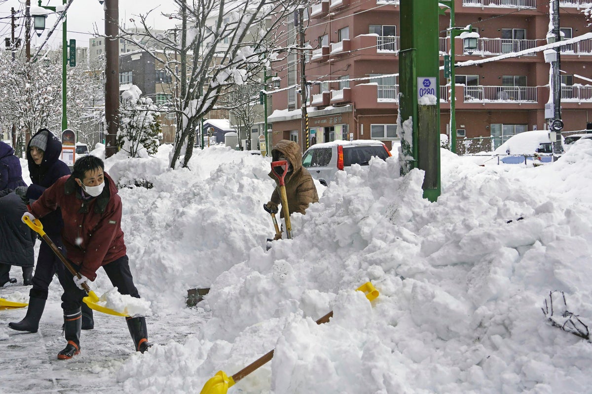 Heavy snow hits northern Japan, disrupting daily life