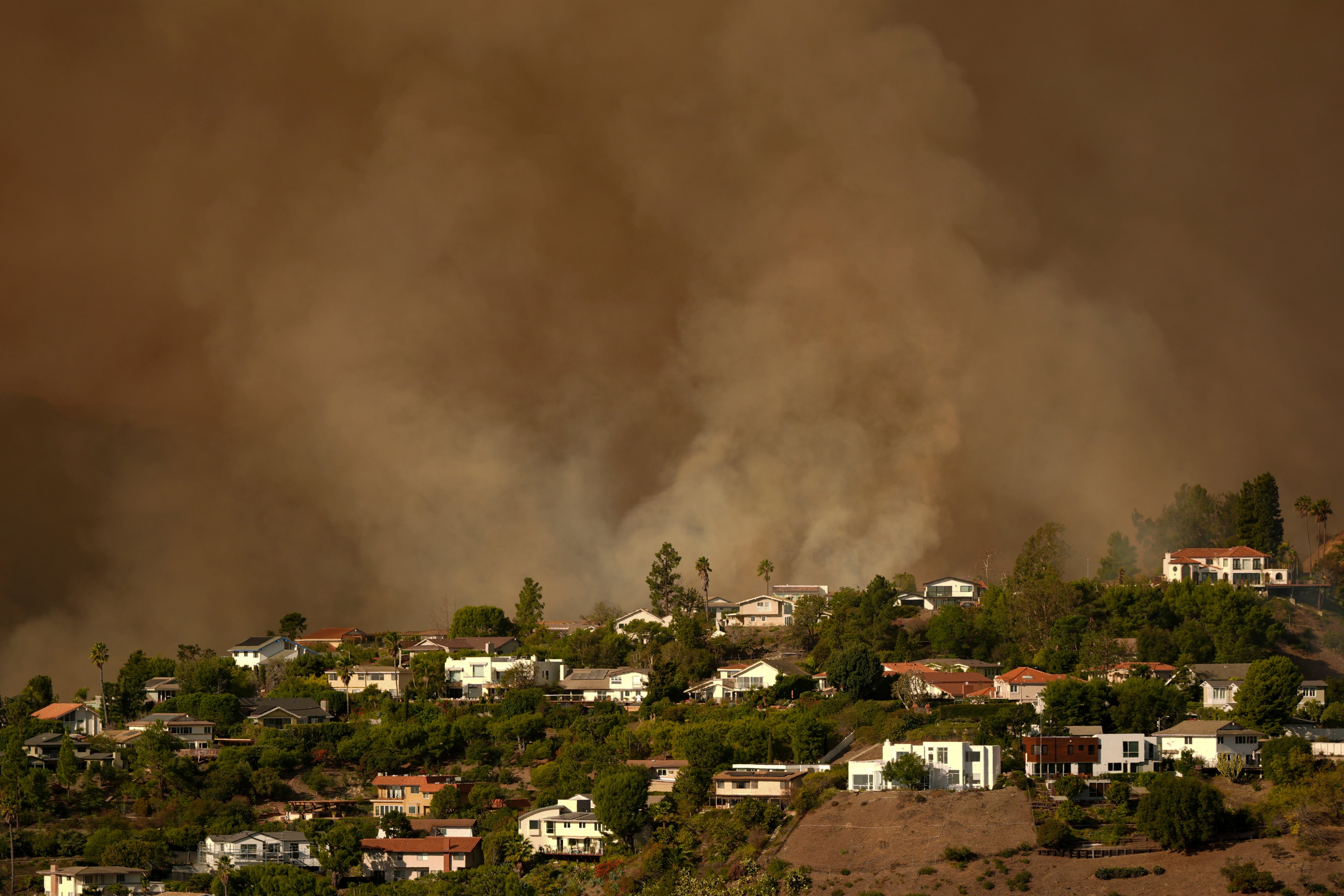 Os incêndios florestais devastavam enormes áreas de Los Angeles em janeiro