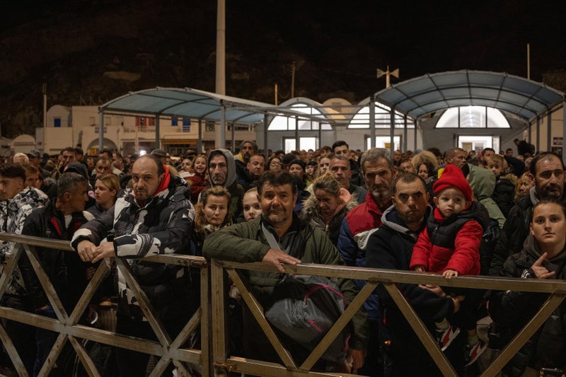 Hundreds queue to flee Santorini as quakes continue