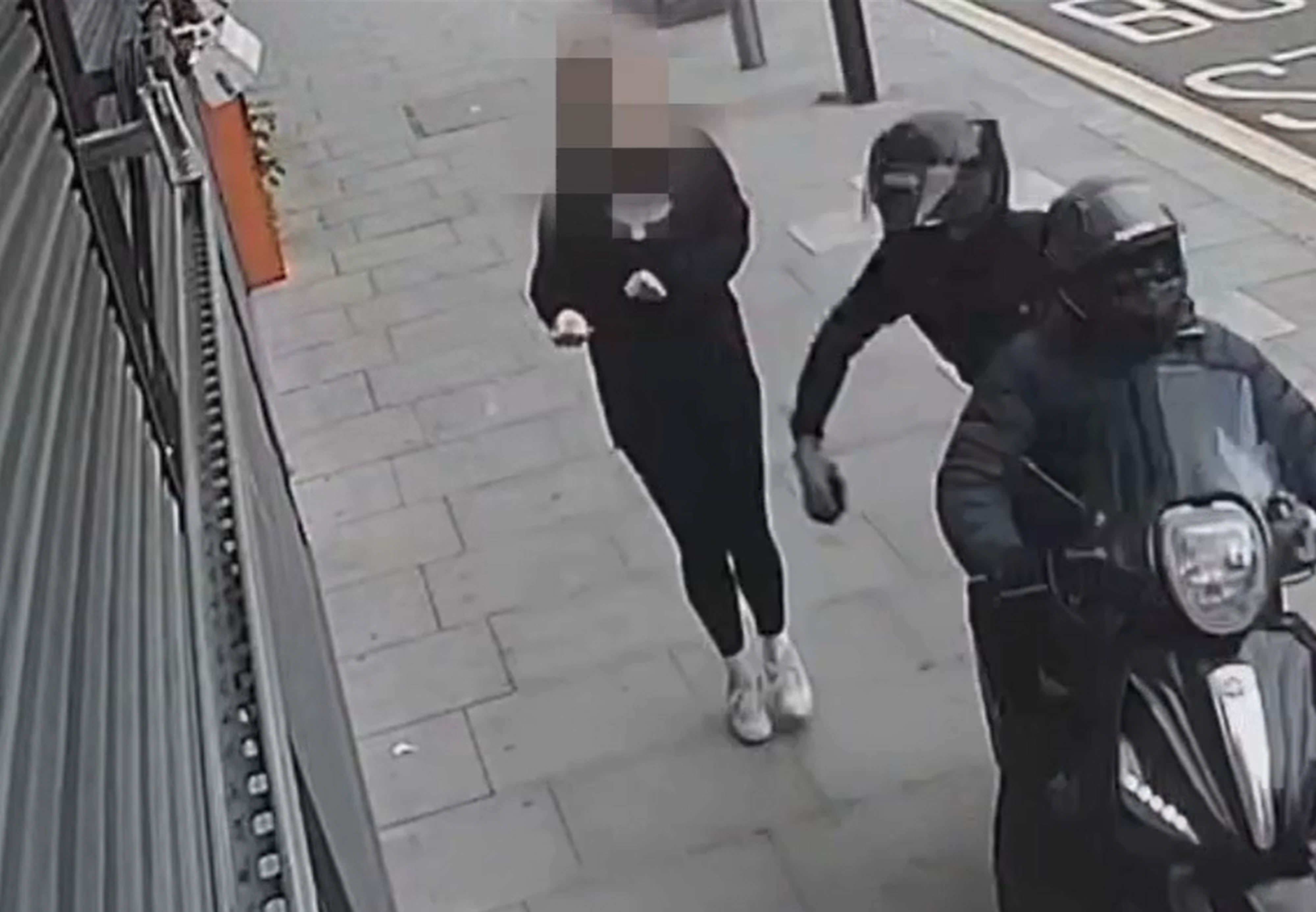 Seorang wanita menguncinya dari teleponnya sambil berjalan dari trotoar di London. Polisi mengatakan ada geng kejahatan terorganisir di balik pencurian ponsel