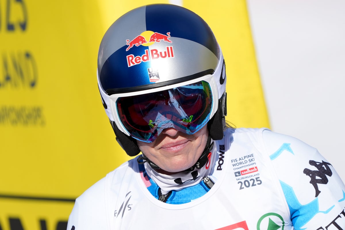 Lindsey Vonn hooks a gate with her arm and doesn't finish her opening race at skiing worlds