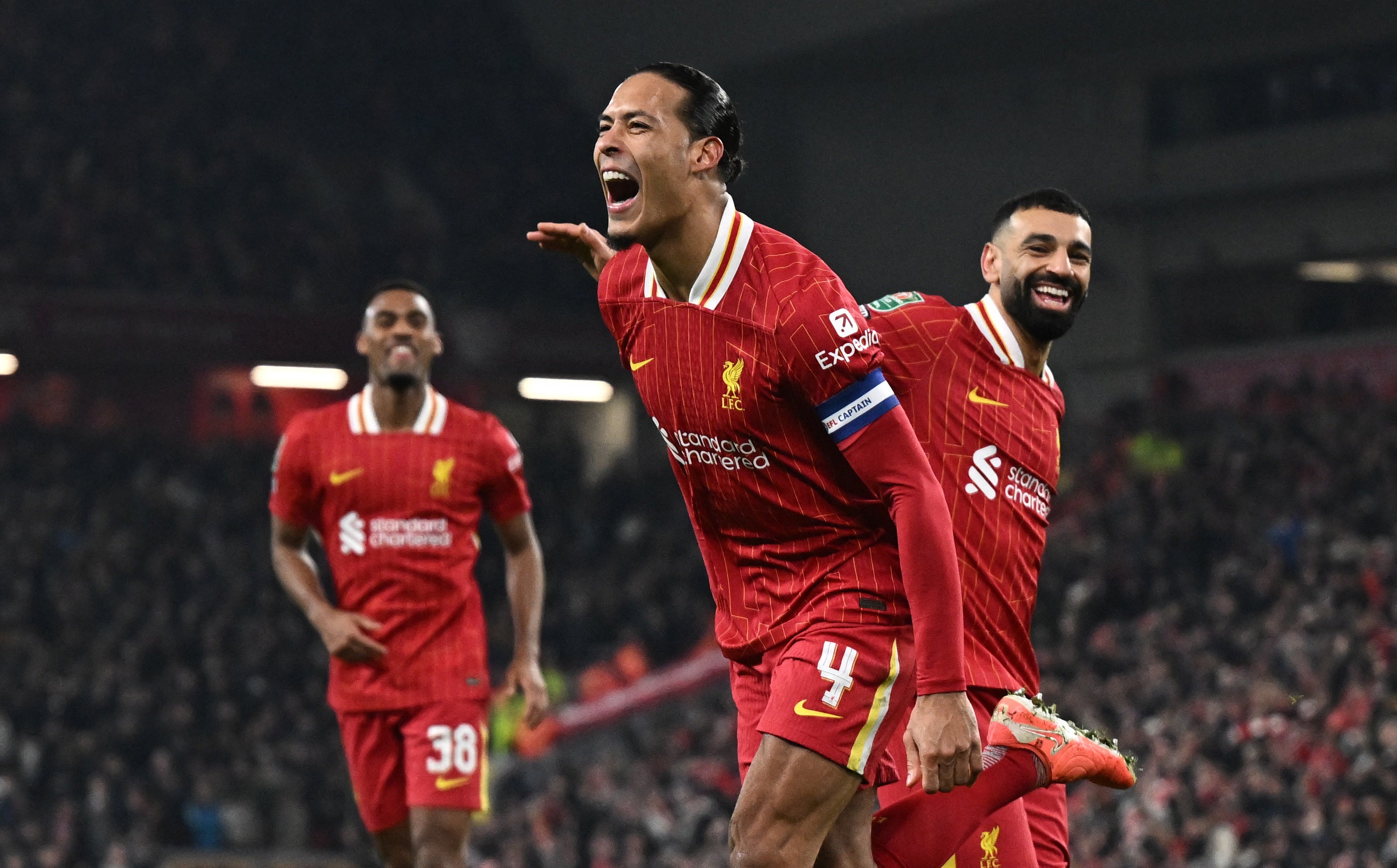 L'intestazione tardiva di Virgil Van Dijk ha assicurato il posto di Liverpool nella finale della Coppa Carabao