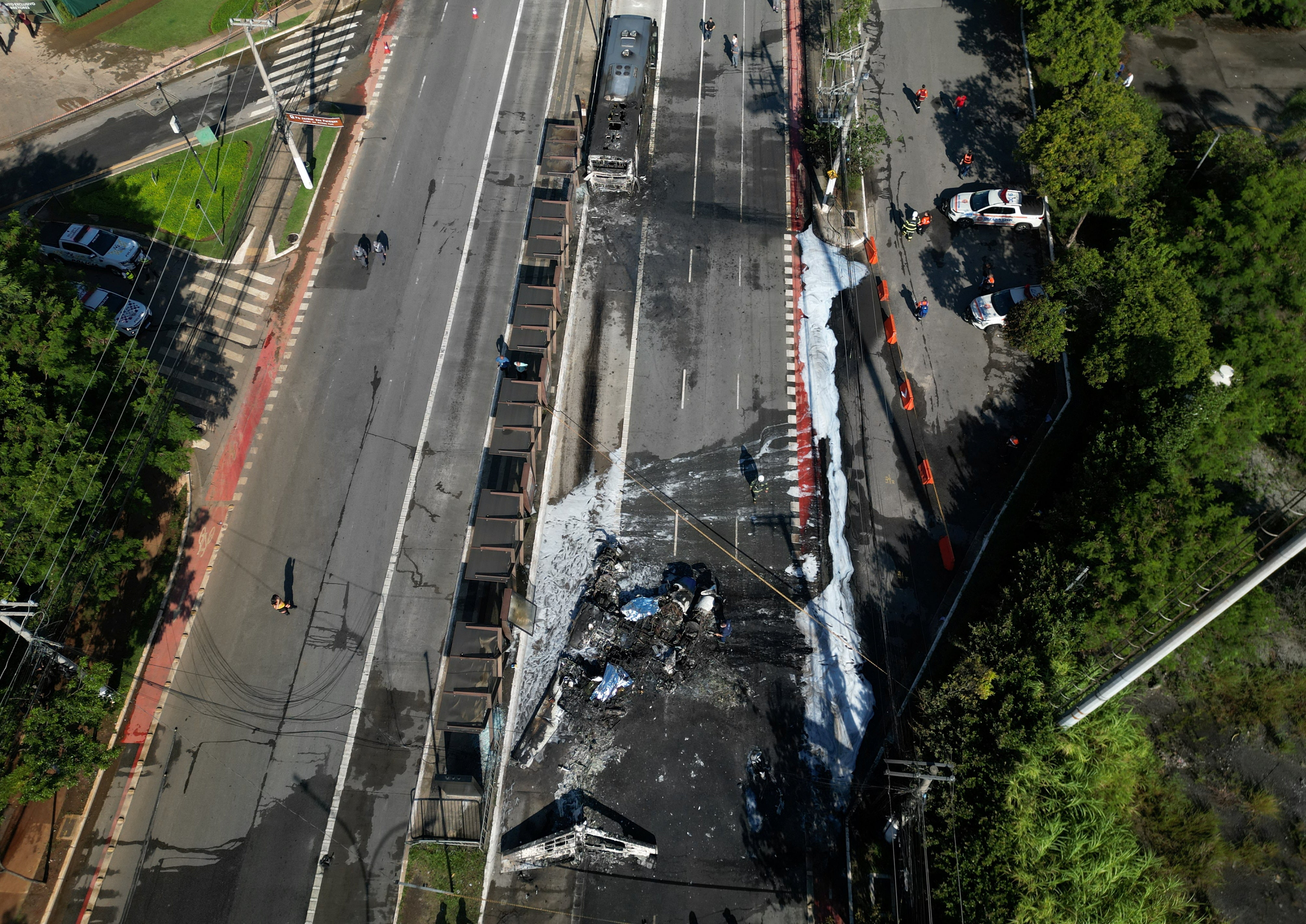 Tampilan drone dari situs yang menabrak kendaraan pesawat kecil di Marose de Sao Vicente Avenue di Sao Paulo