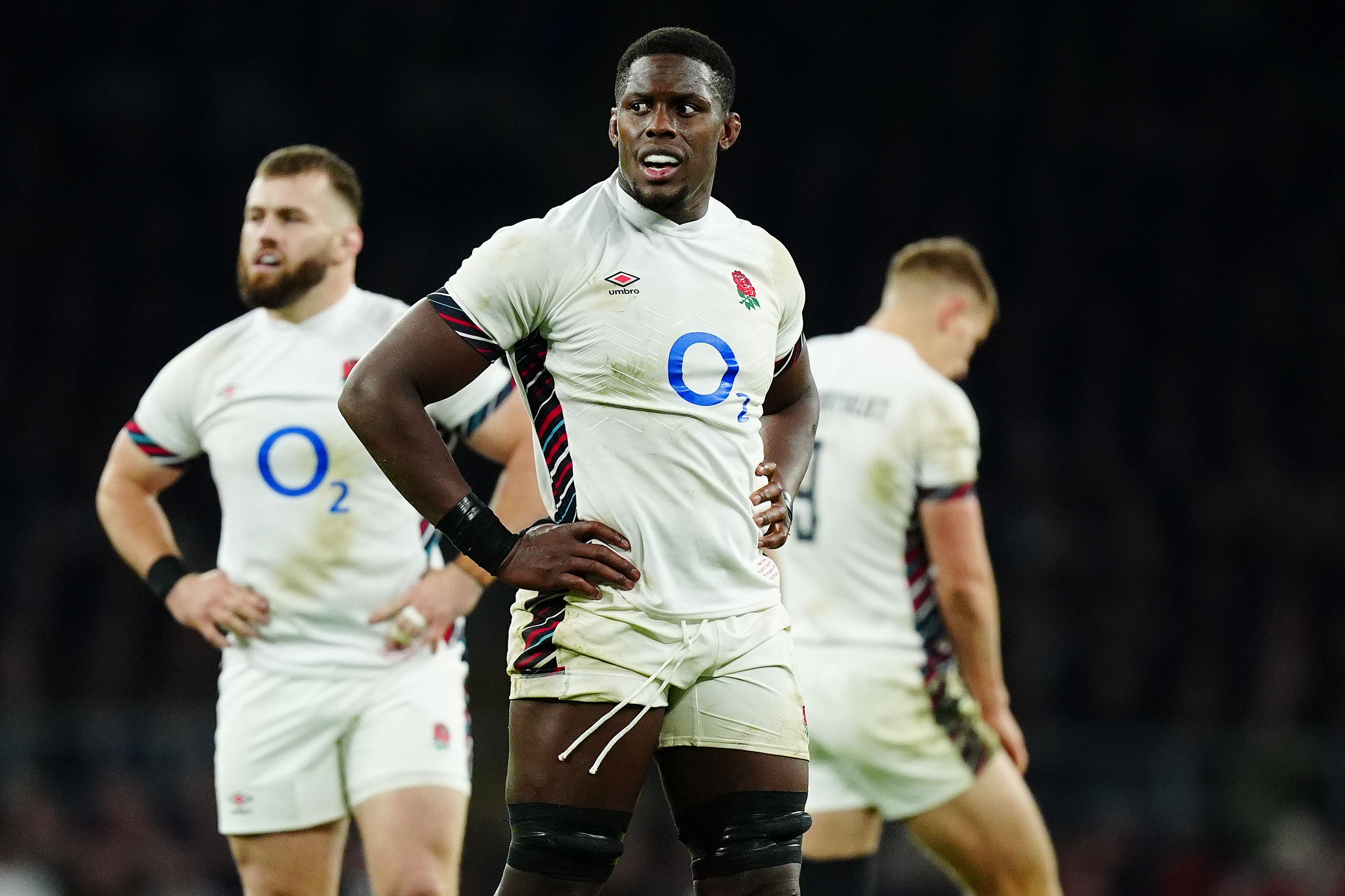 Maro Itoje Capitano l'Inghilterra dopo aver abbassato una mossa in Francia