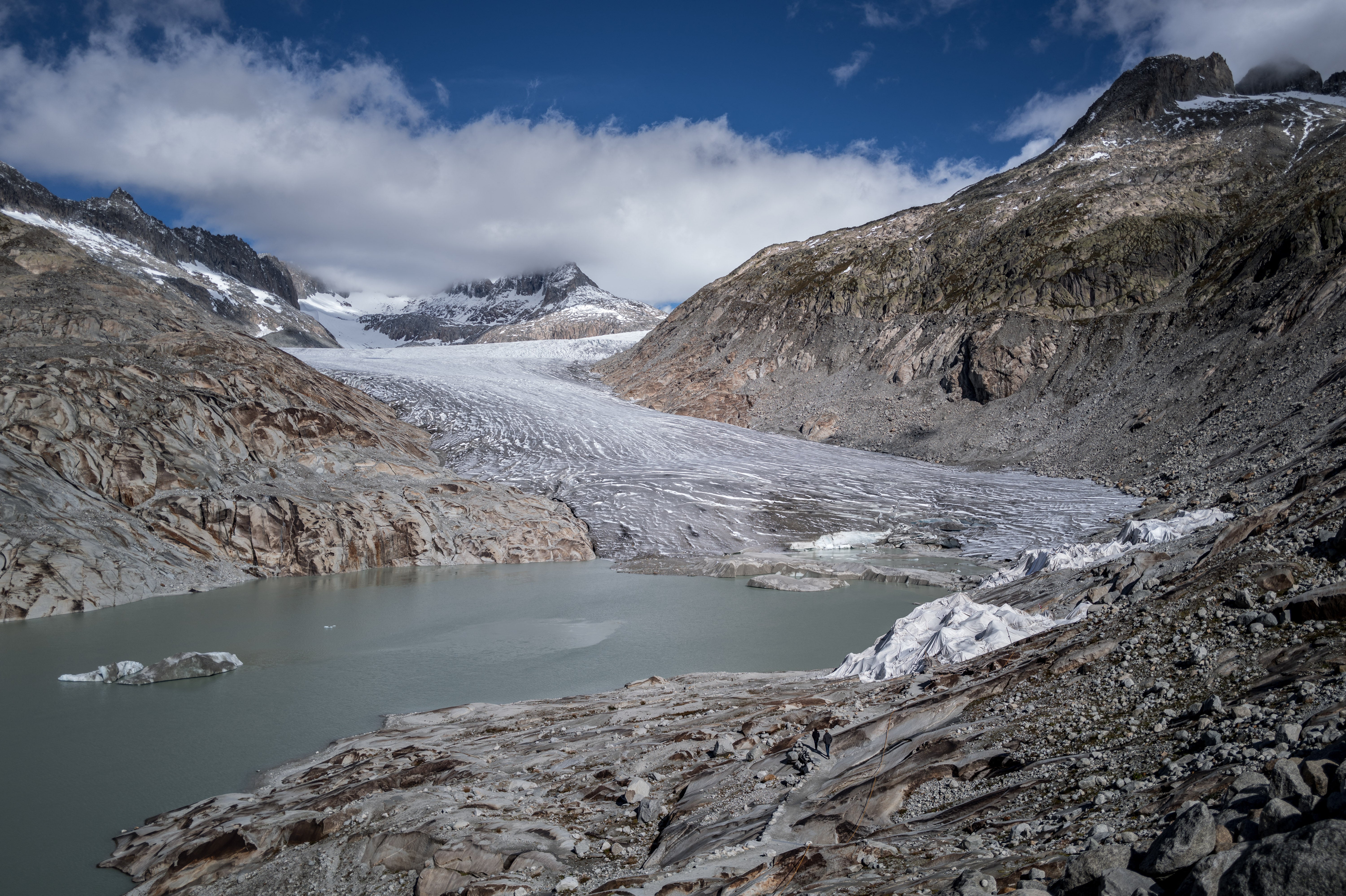 Two -thirds of the glaciers should disappear by 2100, according to scientists. The glaciers have white surfaces that reflect the sun's rays, helping to keep the climate of the soil of the earth