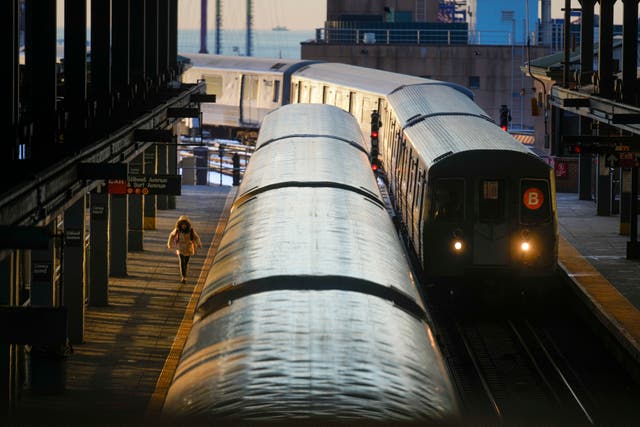 NY-SURFEANDO EN METRO