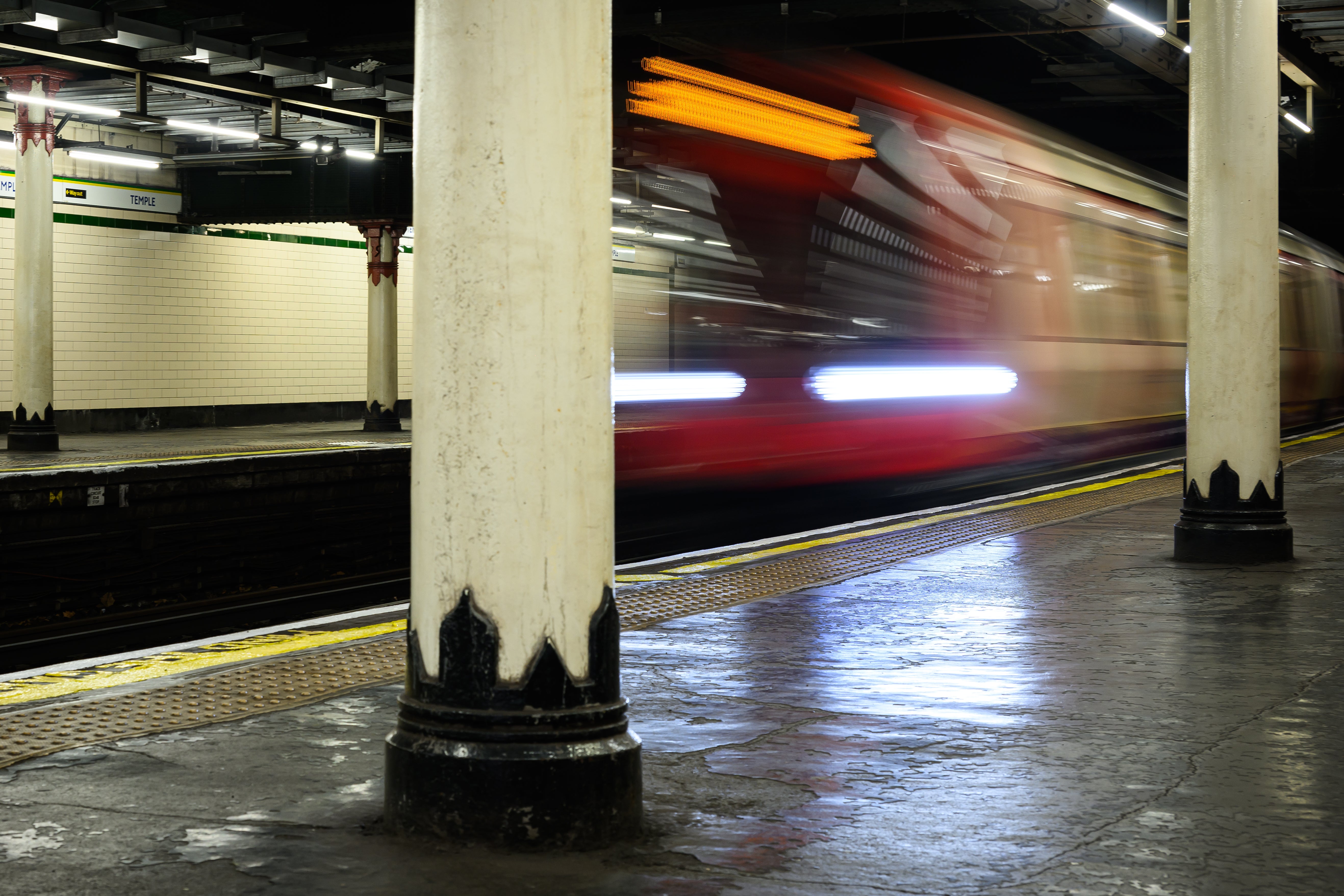 O trem chega à estação de Temple Underground em 2024