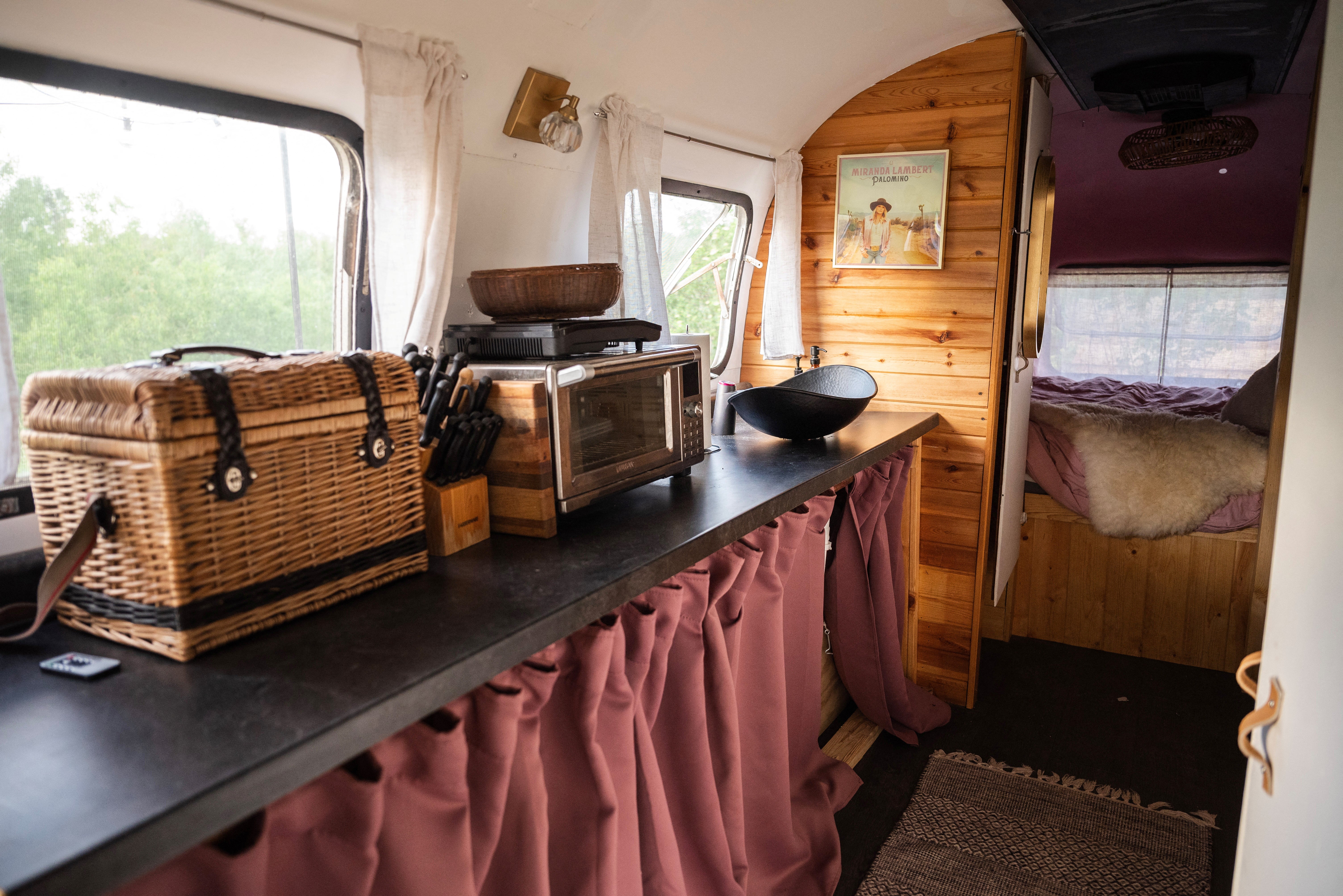 O interior do campista de Airstream vintage do fazendeiro Brit Thompson,