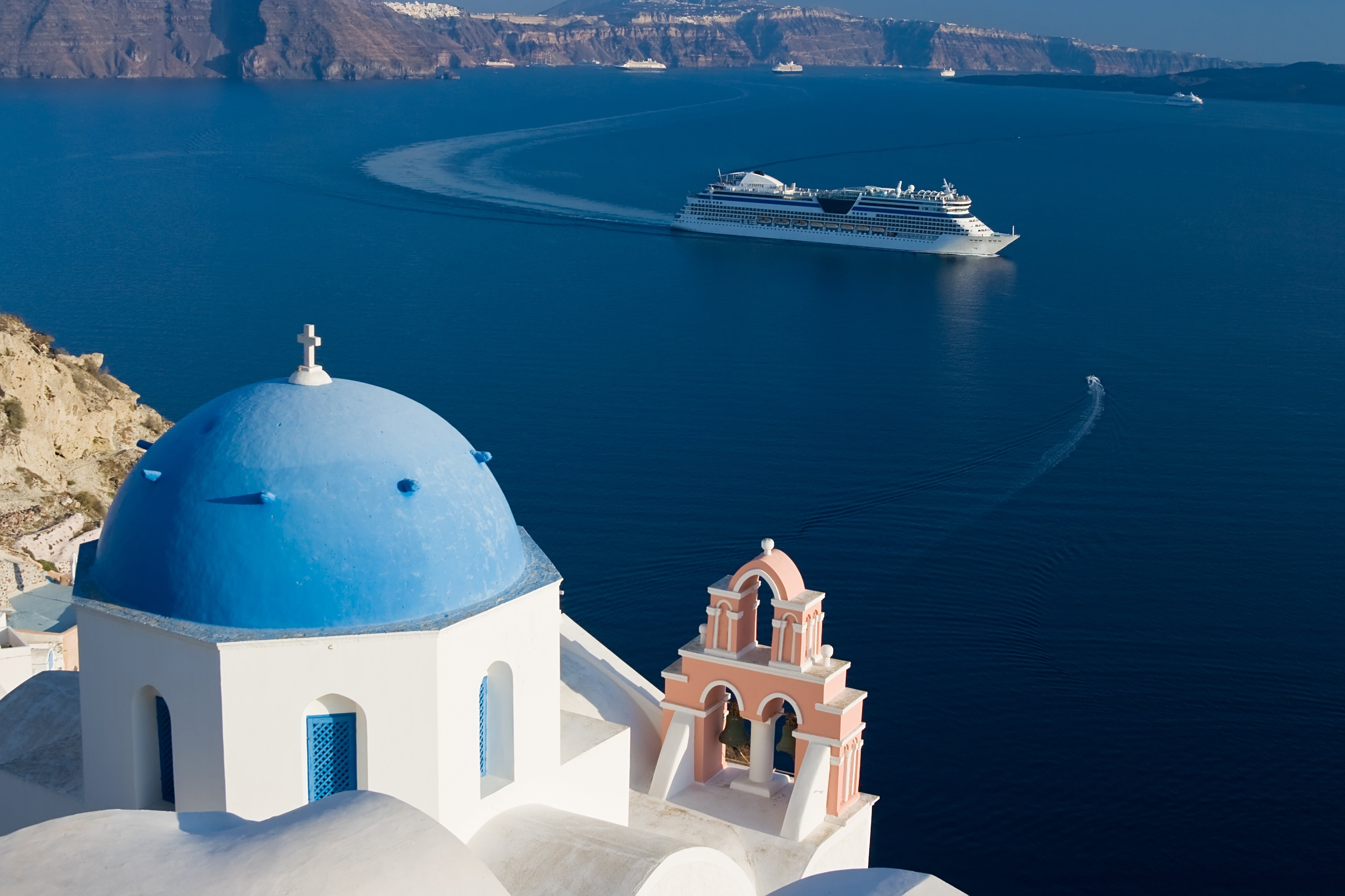 Navio de cruzeiro em Santorini, Grécia