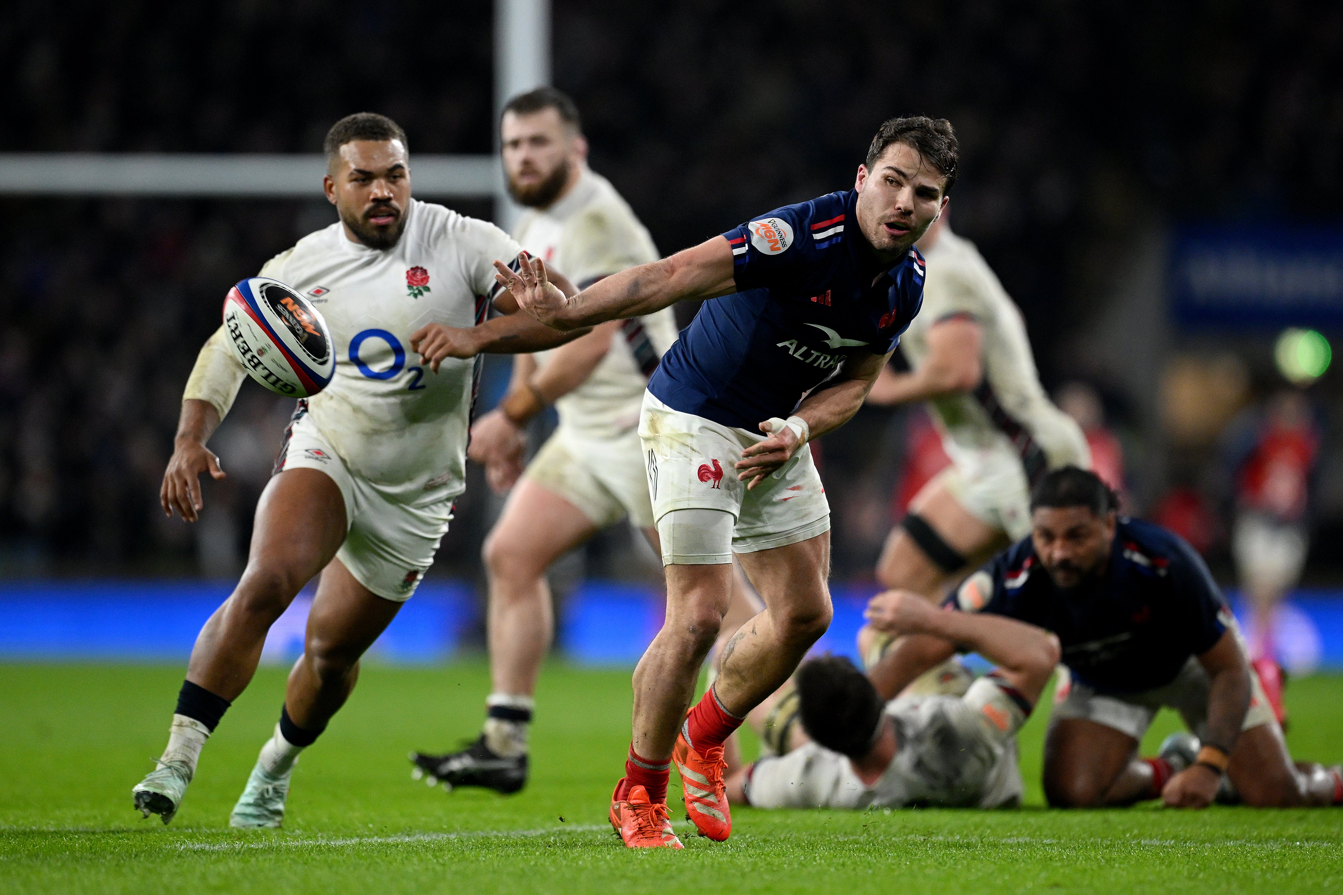 England hassled and harried Antoine Dupont