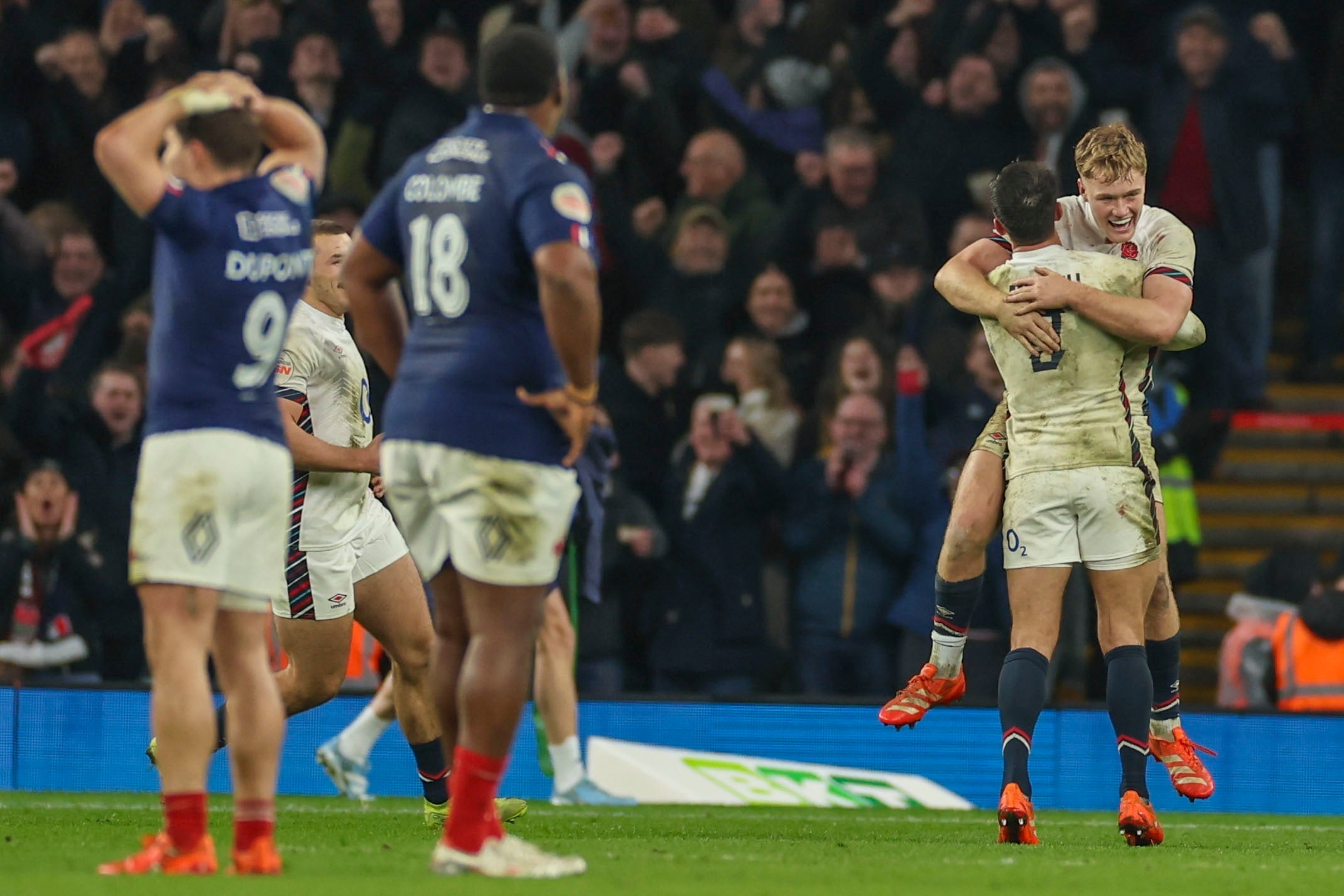 Fin Smith celebrates with teammate Alex Mitchell at the final whistle