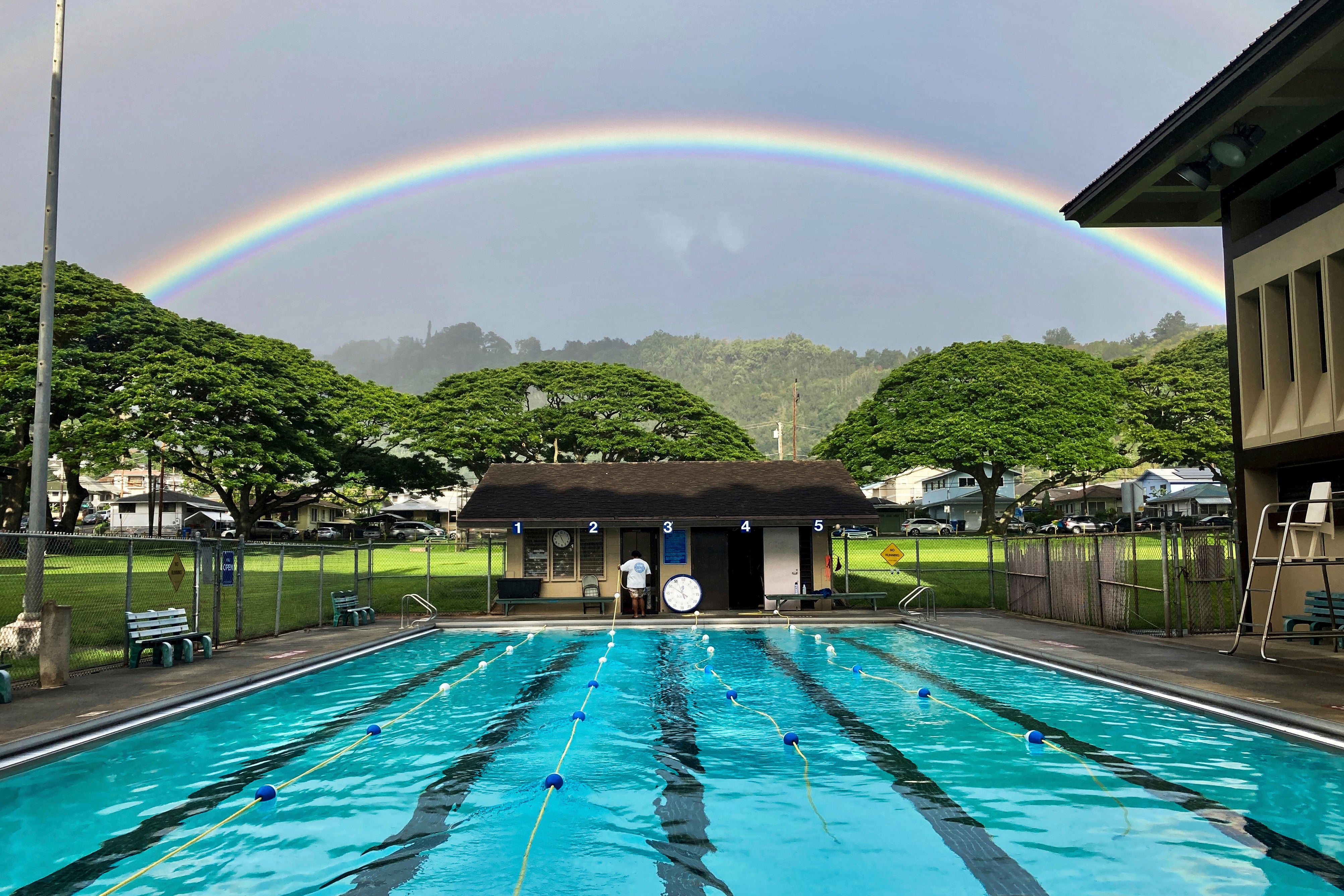 Un arco iris aparece en el cielo el 28 de octubre de 2024 en Honolulu